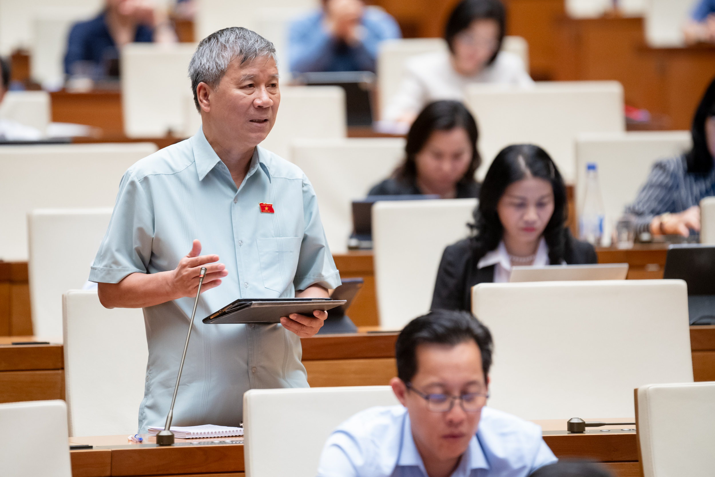 ĐBQH: N&ecirc;n khuyến kh&iacute;ch đại biểu kh&ocirc;ng cầm giấy đọc khi thảo luận ở nghị trường- Ảnh 2.