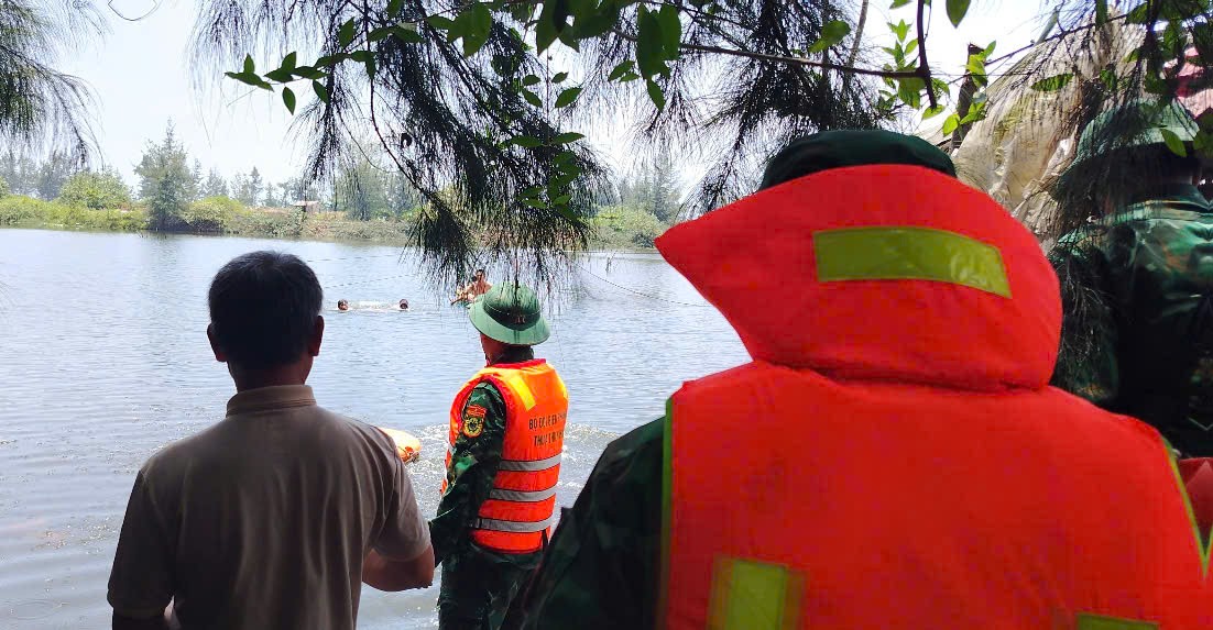 Huế: Thuyền chở ba người lật tr&ecirc;n đầm Hải B&igrave;nh, một người tử vong- Ảnh 1.