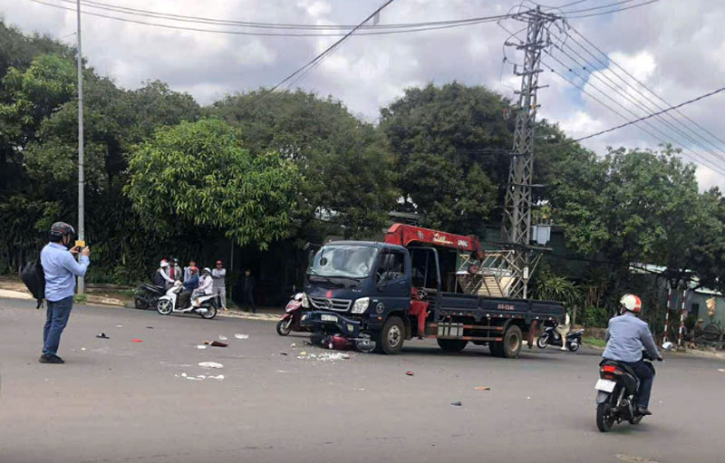 Hiện trường vụ tai nạn khiến hai người phụ nữ thương vong. Hiện trường vụ tai nạn khiến hai người phụ nữ thương vong.