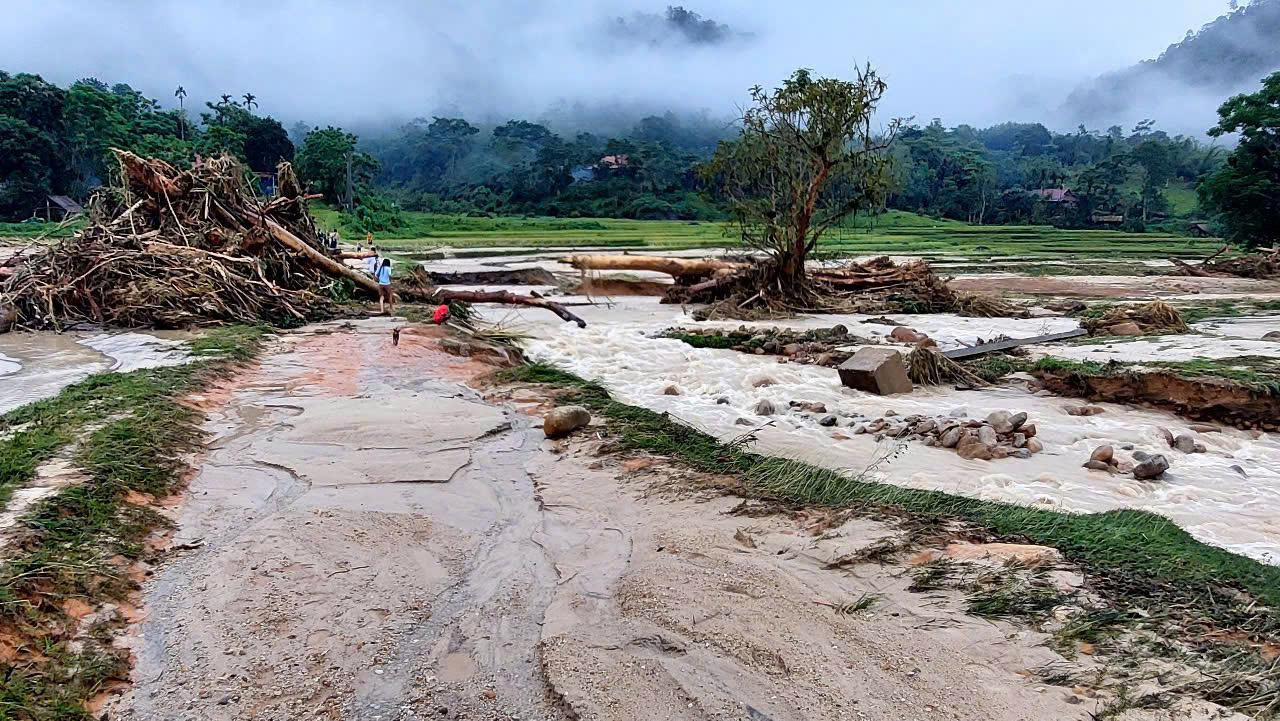X&atilde; bi&ecirc;n giới Nghệ An tan hoang sau trận lũ qu&eacute;t bất ngờ trong đ&ecirc;m- Ảnh 1.