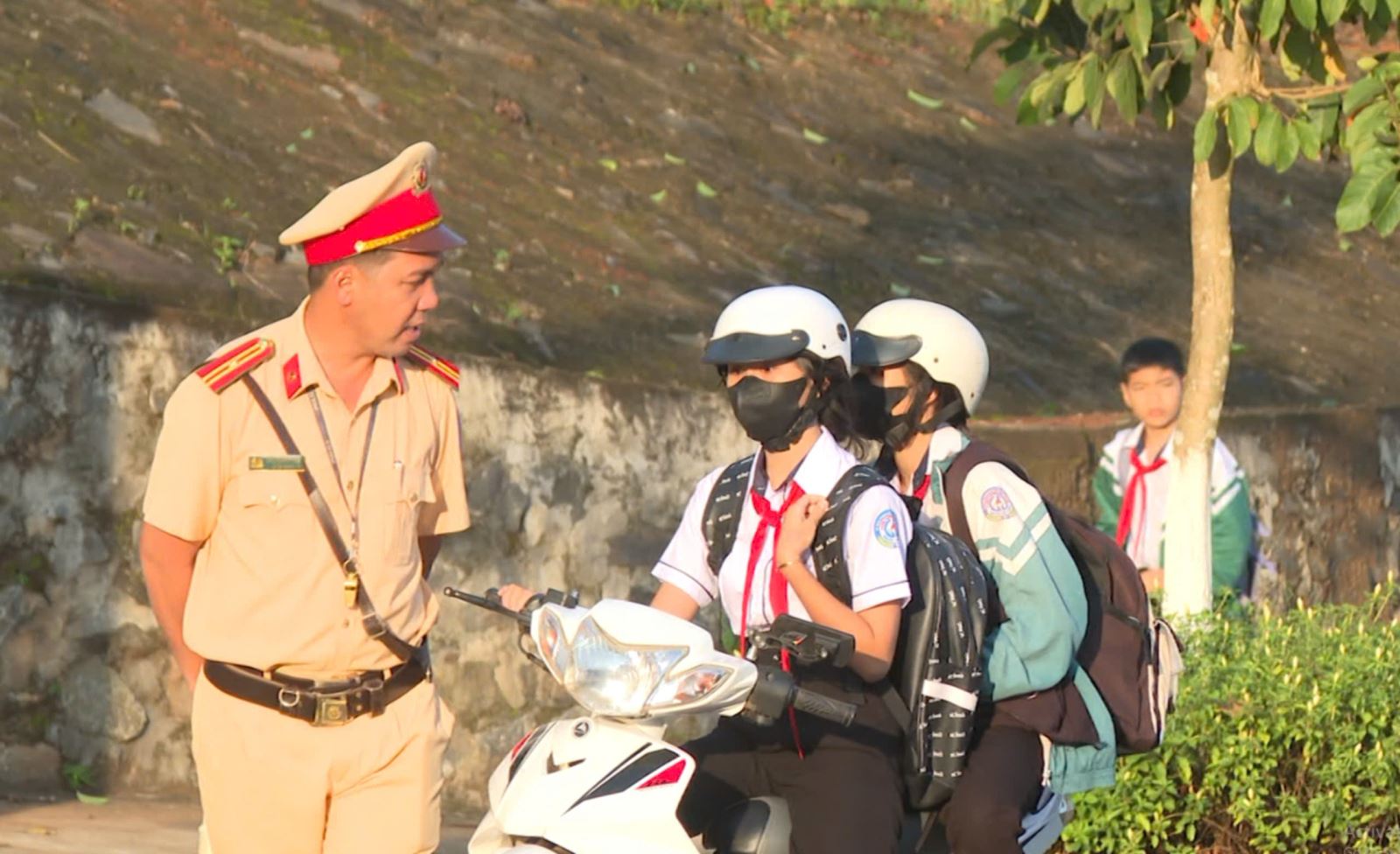 Đắk N&ocirc;ng: Sinh động c&ocirc;ng t&aacute;c tuy&ecirc;n truyền ATGT cho học sinh- Ảnh 1.