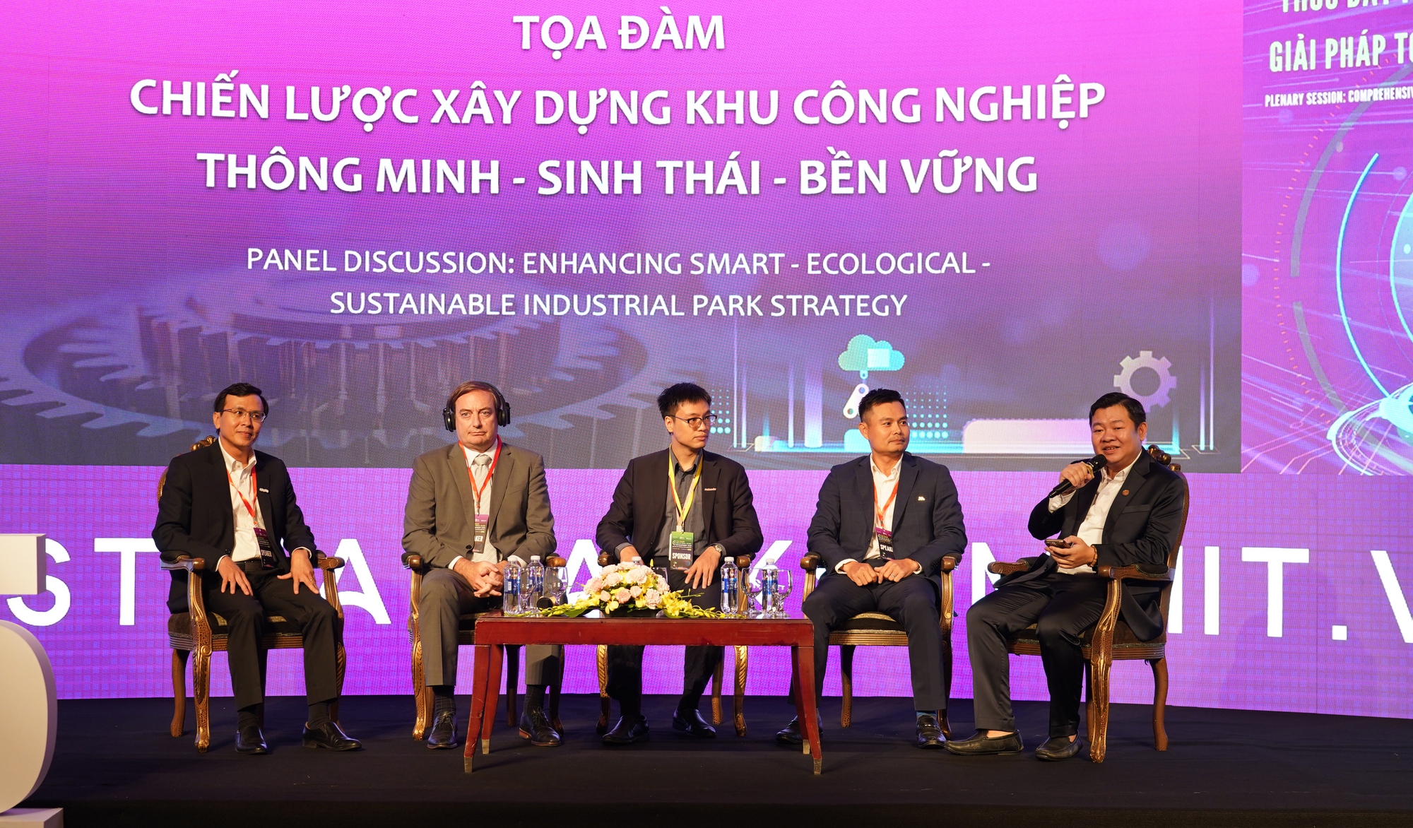 C&aacute;c chuy&ecirc;n gia thảo luận về c&aacute;c giải ph&aacute;p đầu tư, ph&aacute;t triển KCN bền vững.