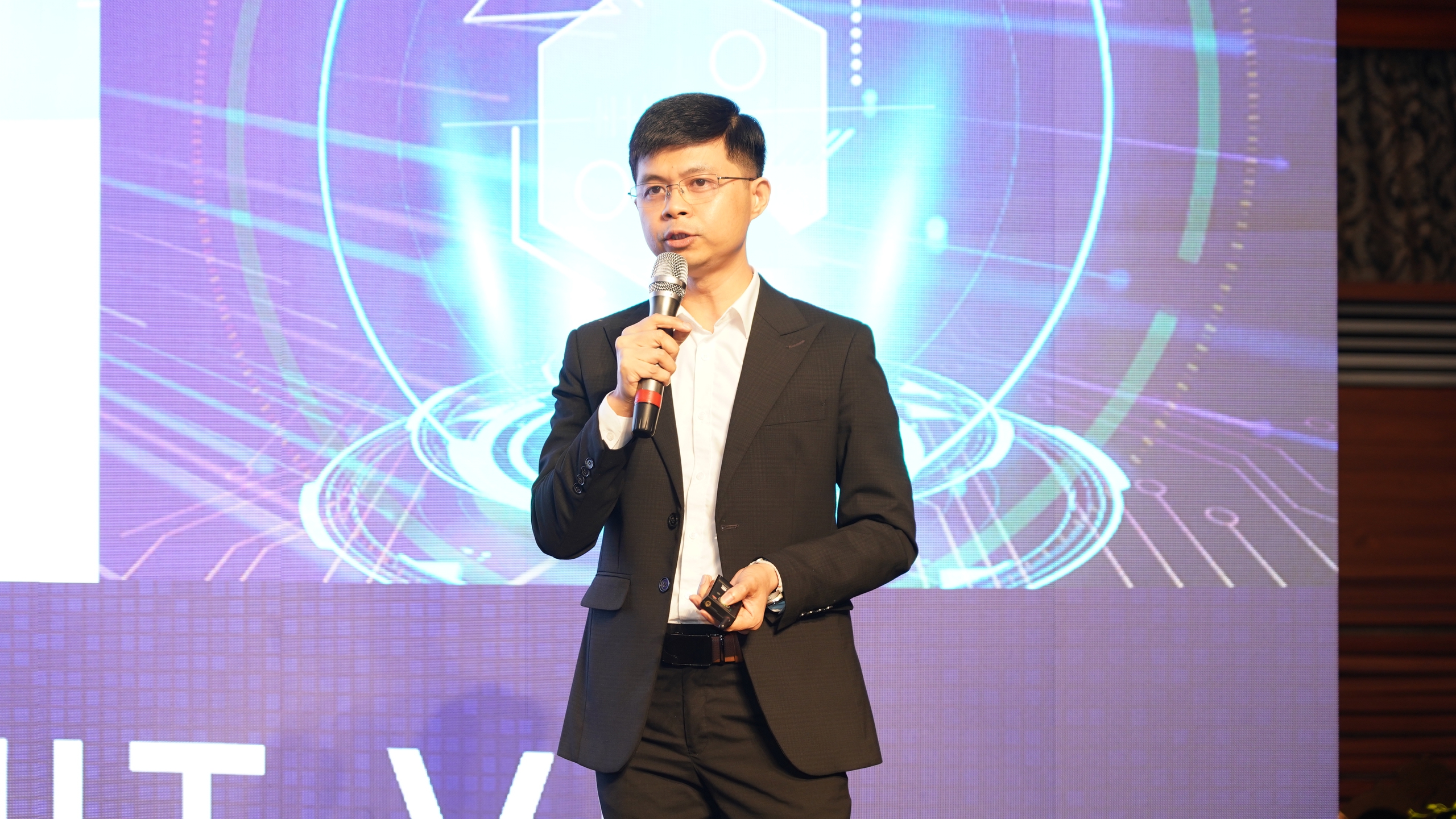 Ông Hồ Anh Thắng, Giám đốc giải pháp Tự động hóa Công ty CP TNTech chia sẻ về việc ứng dụng công nghệ trong KCN thông minh. Ông Hồ Anh Thắng, Giám đốc giải pháp Tự động hóa Công ty CP TNTech chia sẻ về việc ứng dụng công nghệ trong KCN thông minh.