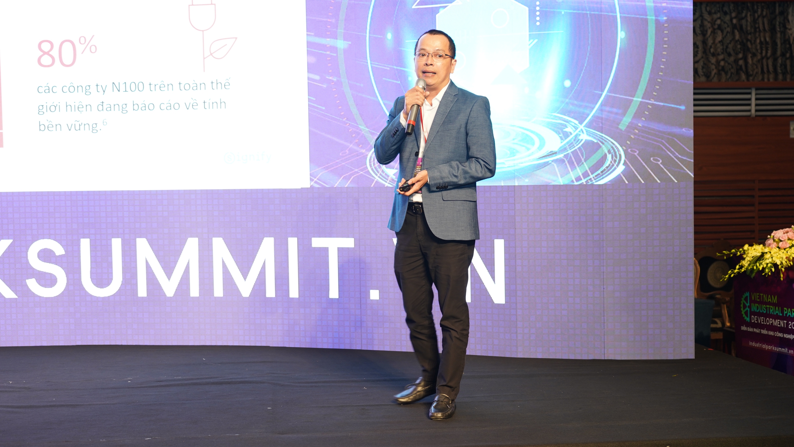 Ông Lê Quốc Thuận, Giám đốc kinh doanh Kênh tích hợp hệ thống của Signify Việt Nam chia sẻ về giải pháp chiếu sáng xanh - thông minh cho KCN. Ông Lê Quốc Thuận, Giám đốc kinh doanh Kênh tích hợp hệ thống của Signify Việt Nam chia sẻ về giải pháp chiếu sáng xanh - thông minh cho KCN.