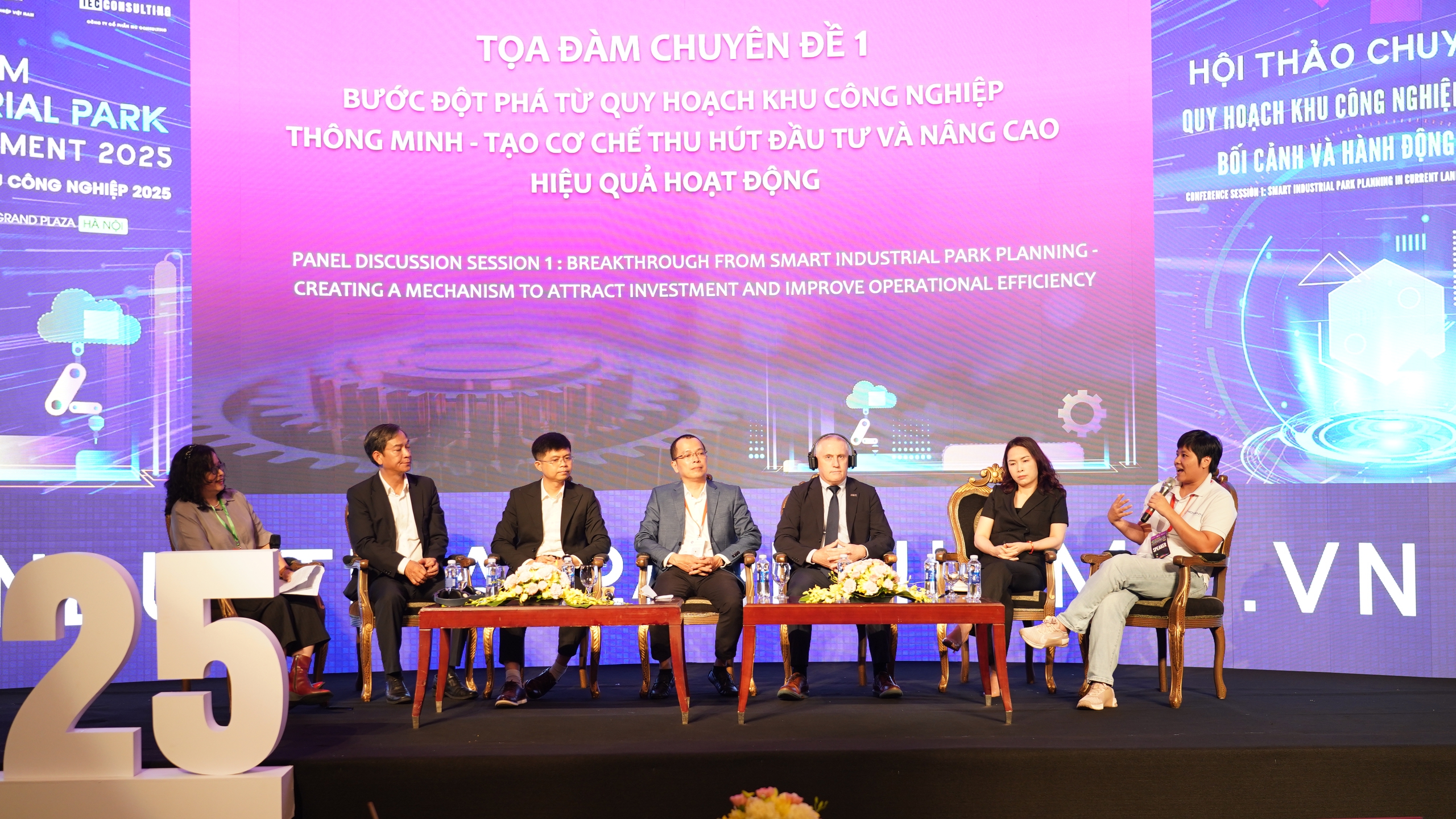 Các diễn giả thảo luận về quy hoạch KCN thông minh ở Việt Nam. Các diễn giả thảo luận về quy hoạch KCN thông minh ở Việt Nam.