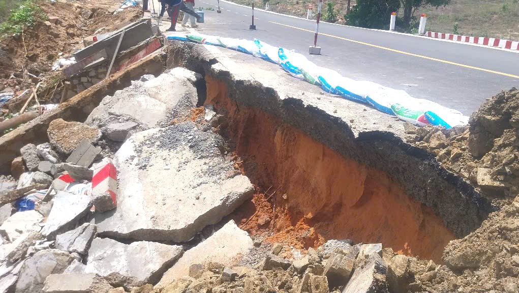 Mưa lớn g&acirc;y sạt lở nặng đoạn đường ven biển B&igrave;nh Thuận- Ảnh 2.