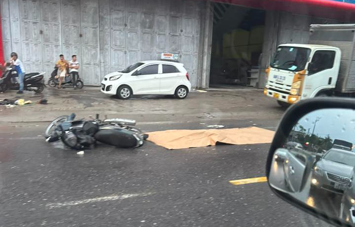 Phanh xe khi đường trơn, người phụ nữ ng&atilde; xuống đường bị &ocirc; t&ocirc; tải c&aacute;n tử vong- Ảnh 1.