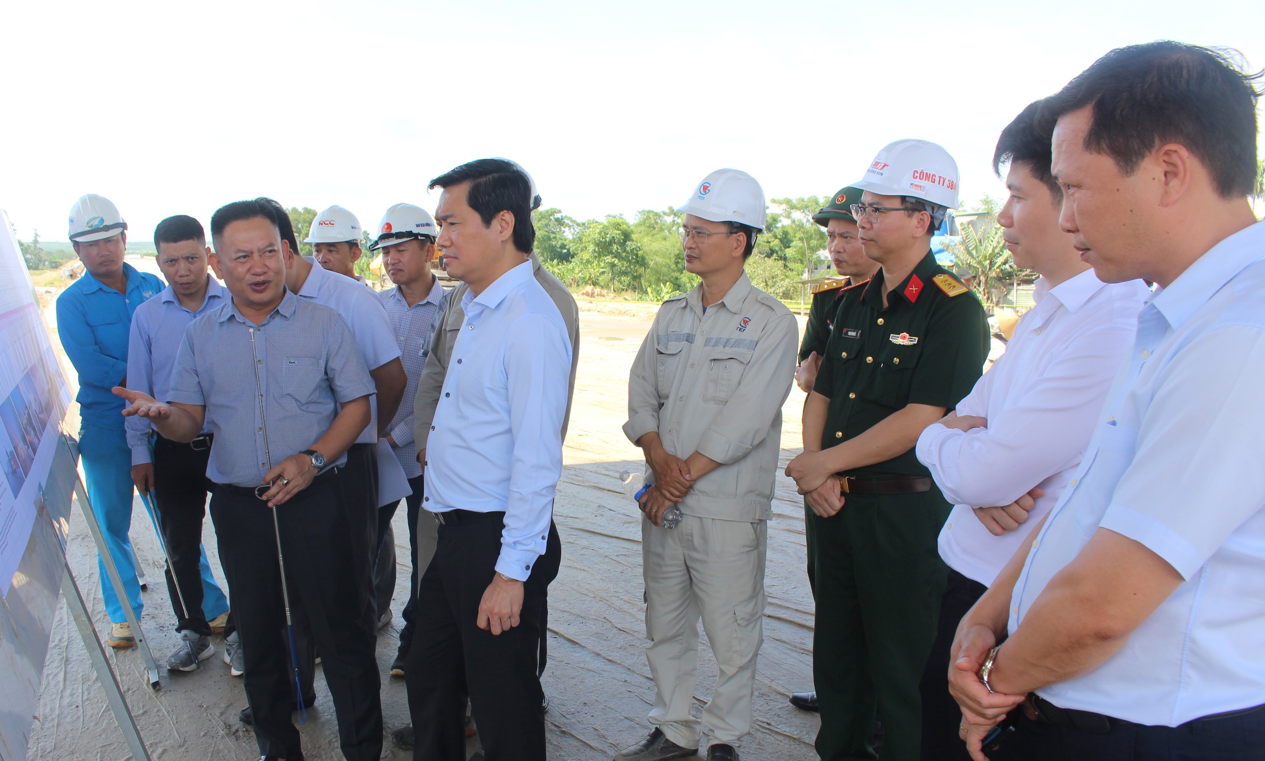 Gỡ vướng mặt bằng đường gom, th&ocirc;ng tuyến ch&iacute;nh cao tốc Vạn Ninh - Cam Lộ trong th&aacute;ng 6- Ảnh 1.