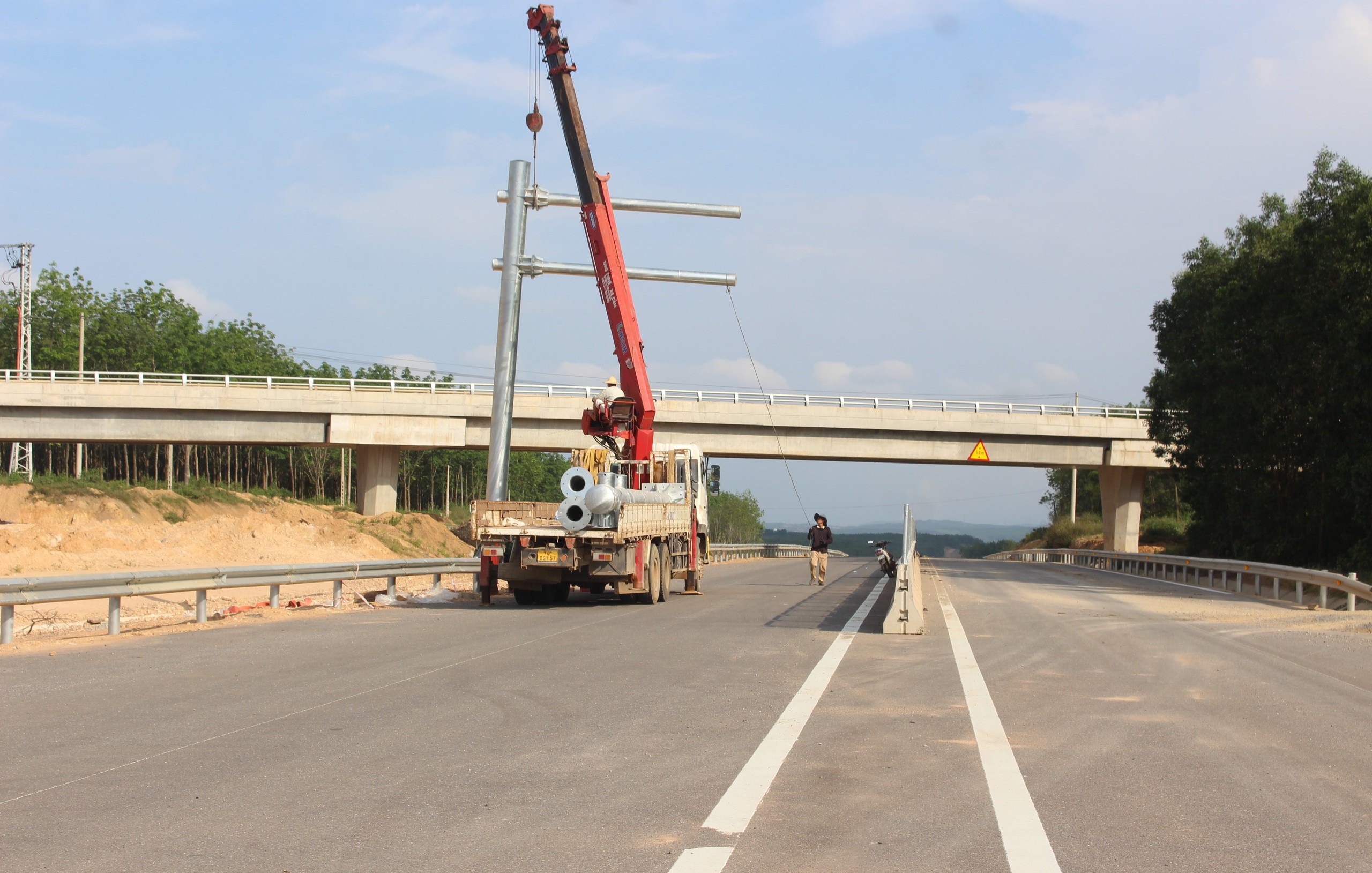 Gỡ vướng mặt bằng đường gom, th&ocirc;ng tuyến ch&iacute;nh cao tốc Vạn Ninh - Cam Lộ trong th&aacute;ng 6- Ảnh 3.