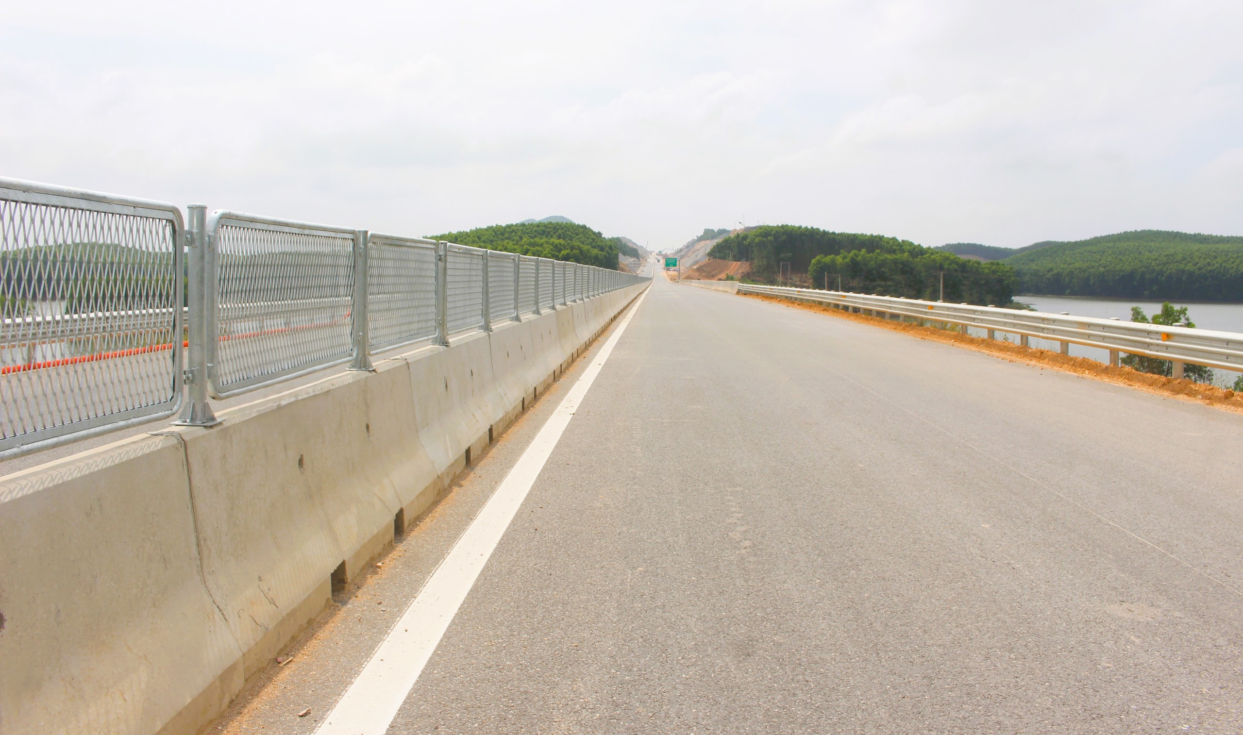 Gỡ vướng mặt bằng đường gom, th&ocirc;ng tuyến ch&iacute;nh cao tốc Vạn Ninh - Cam Lộ trong th&aacute;ng 6- Ảnh 5.