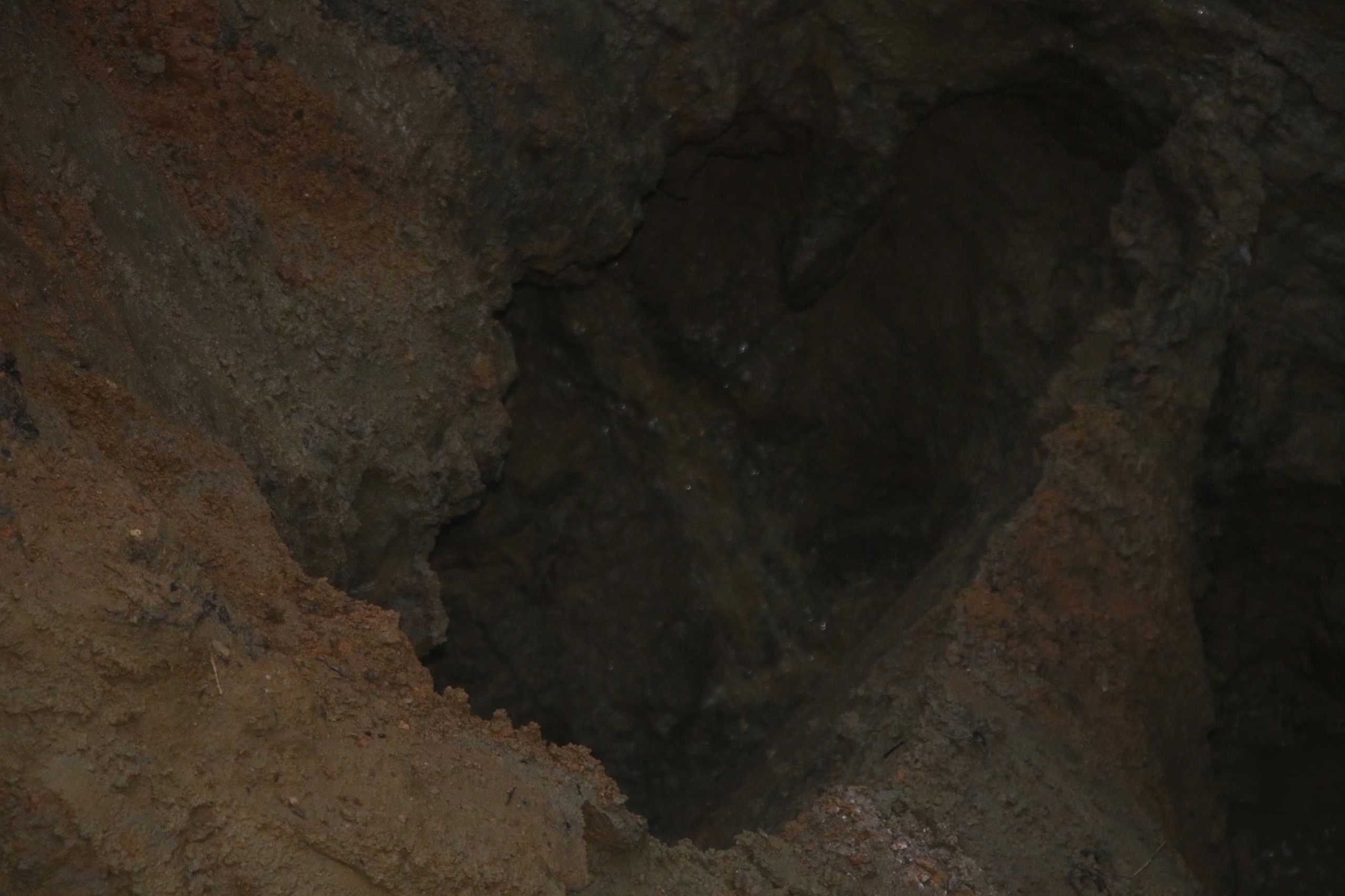 Ngừng hút nước ở "hố tử thần", triển khai phương án mới tìm nạn nhân mất tích- Ảnh 3. Ngừng hút nước ở "hố tử thần", triển khai phương án mới tìm nạn nhân mất tích- Ảnh 3.