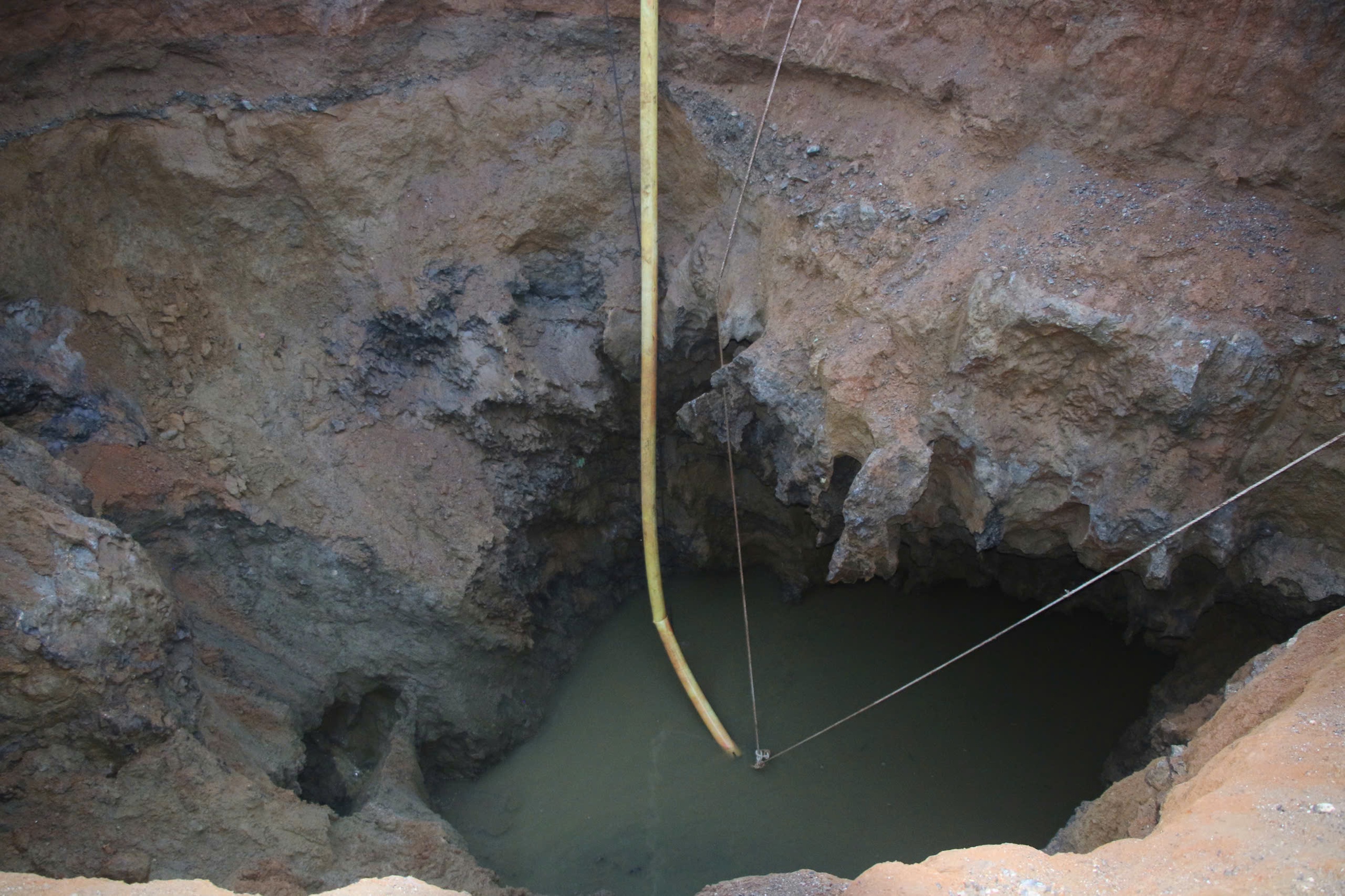 Ngừng hút nước ở "hố tử thần", triển khai phương án mới tìm nạn nhân mất tích- Ảnh 1. Ngừng hút nước ở "hố tử thần", triển khai phương án mới tìm nạn nhân mất tích- Ảnh 1.