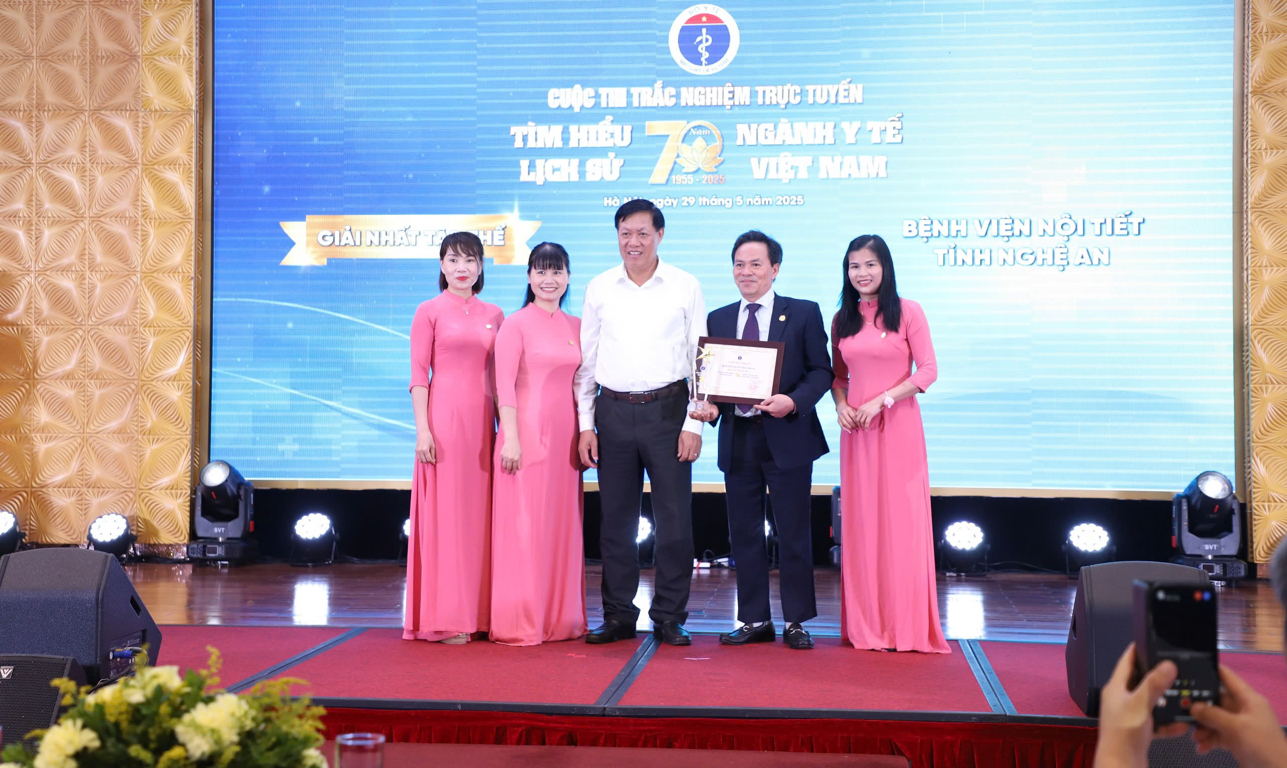 Trao giải cuộc thi trắc nghiệm t&igrave;m hiểu lịch sử 70 năm ng&agrave;nh Y tế Việt Nam- Ảnh 1.