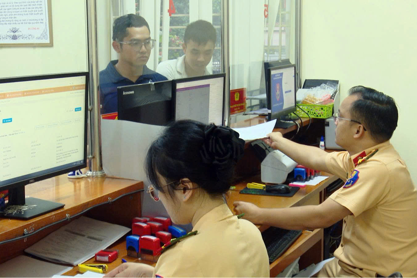 Hà Nội: Hết cảnh chen chúc đăng ký ô tô sau khi áp dụng bấm biển số online- Ảnh 3. Hà Nội: Hết cảnh chen chúc đăng ký ô tô sau khi áp dụng bấm biển số online- Ảnh 3.