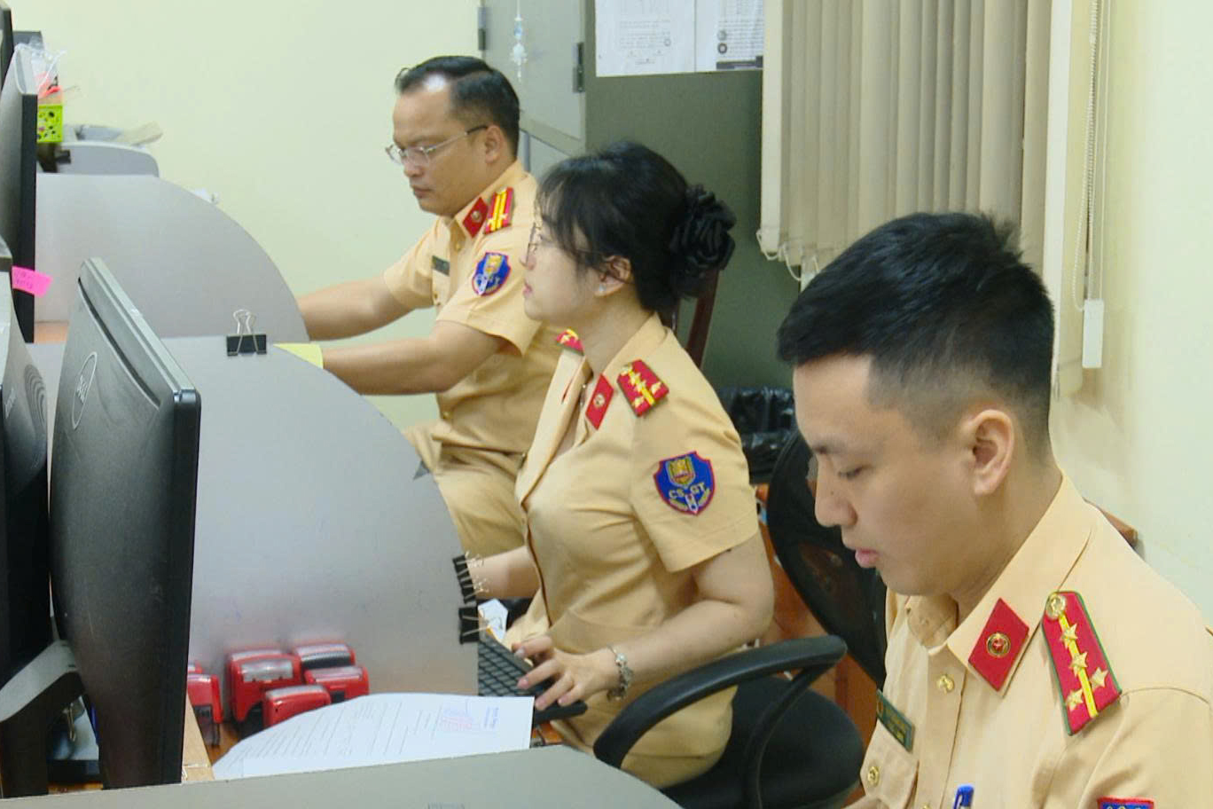 Hà Nội: Hết cảnh chen chúc đăng ký ô tô sau khi áp dụng bấm biển số online- Ảnh 4. Hà Nội: Hết cảnh chen chúc đăng ký ô tô sau khi áp dụng bấm biển số online- Ảnh 4.