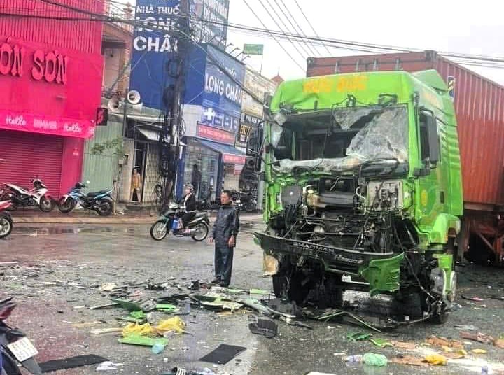 Xe giường nằm va chạm xe container trên QL13, 4 hành khách nhập viện- Ảnh 1. Xe giường nằm va chạm xe container trên QL13, 4 hành khách nhập viện- Ảnh 1.