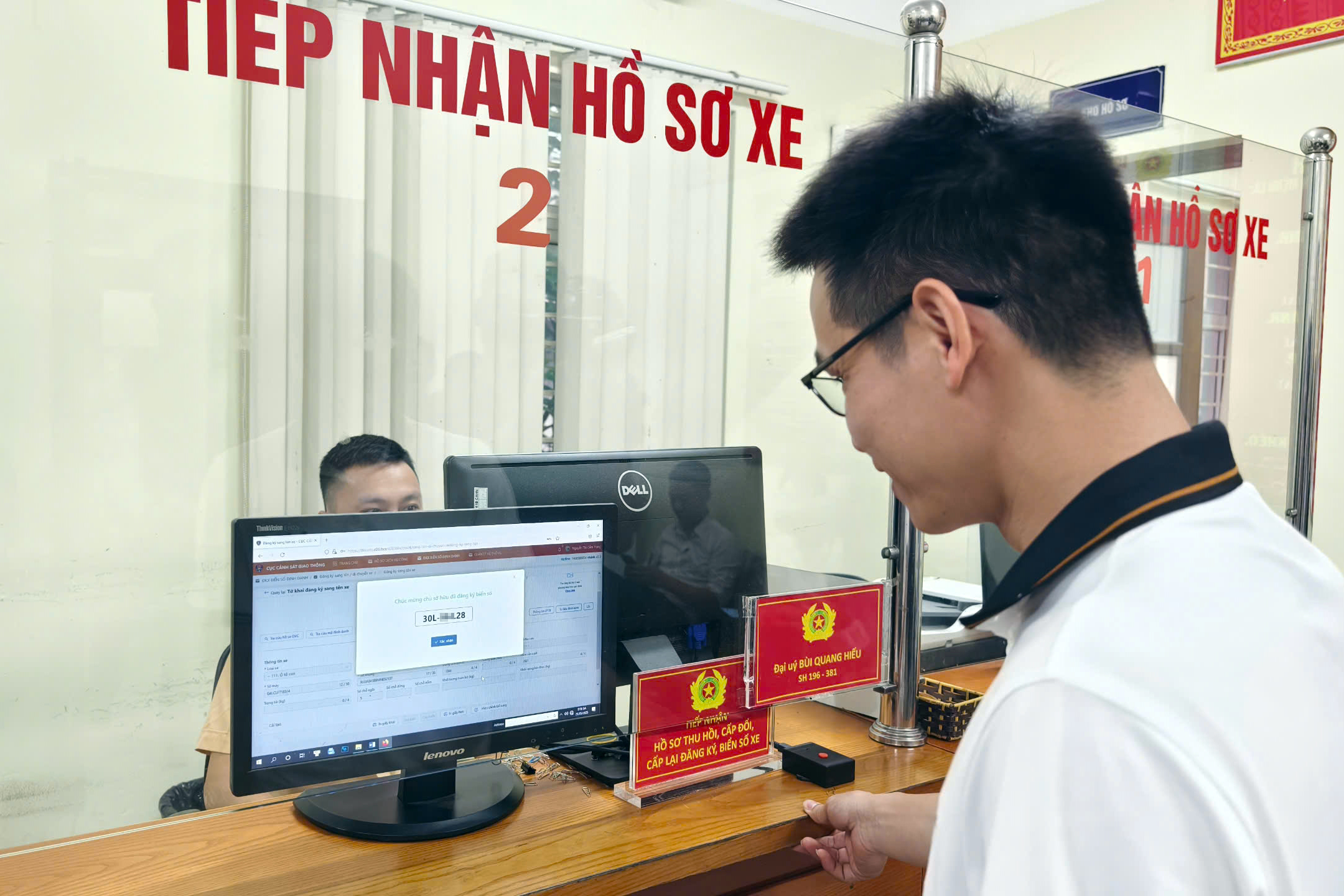 Hà Nội: Hết cảnh chen chúc đăng ký ô tô sau khi áp dụng bấm biển số online- Ảnh 5. Hà Nội: Hết cảnh chen chúc đăng ký ô tô sau khi áp dụng bấm biển số online- Ảnh 5.