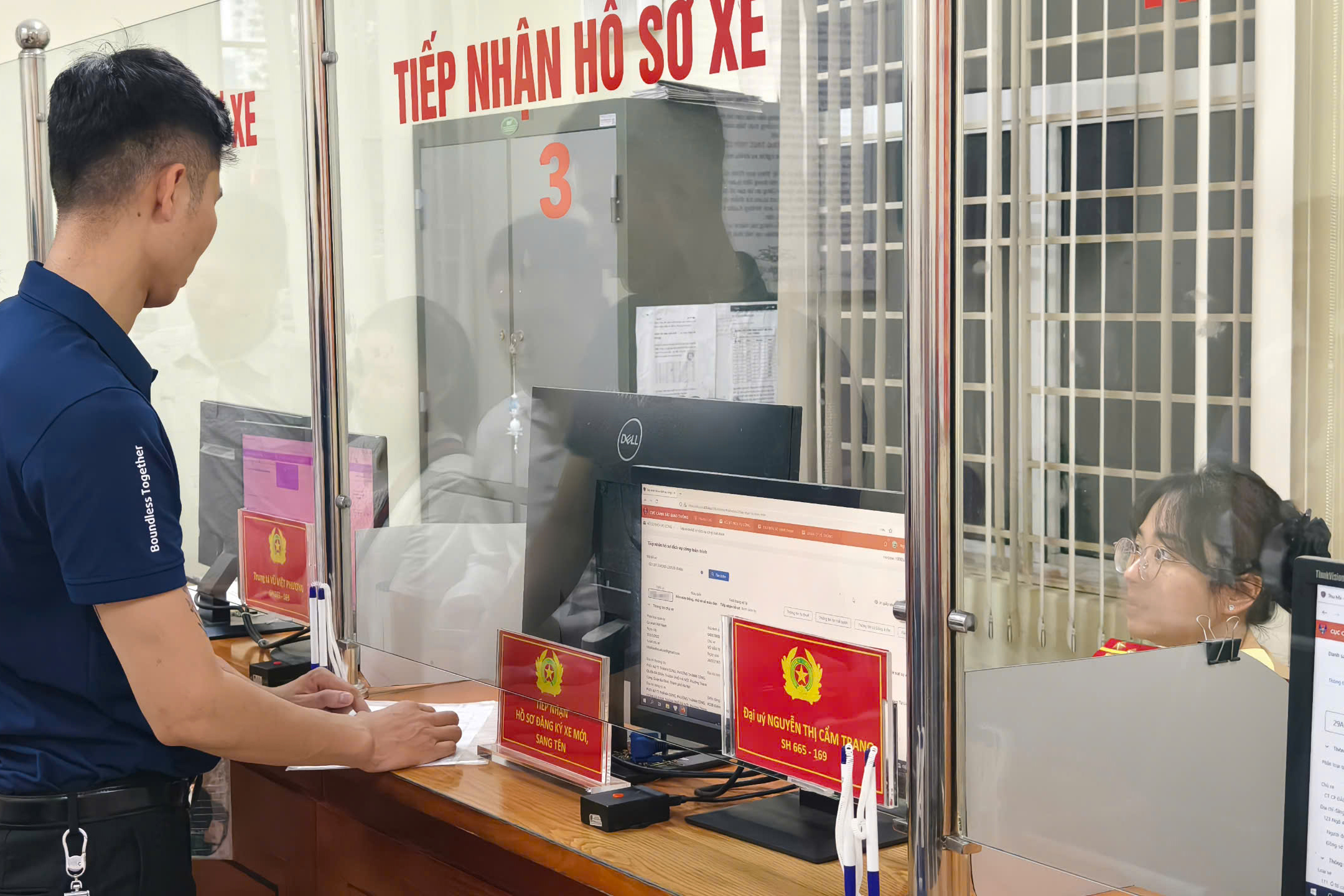 Hà Nội: Hết cảnh chen chúc đăng ký ô tô sau khi áp dụng bấm biển số online- Ảnh 7. Hà Nội: Hết cảnh chen chúc đăng ký ô tô sau khi áp dụng bấm biển số online- Ảnh 7.