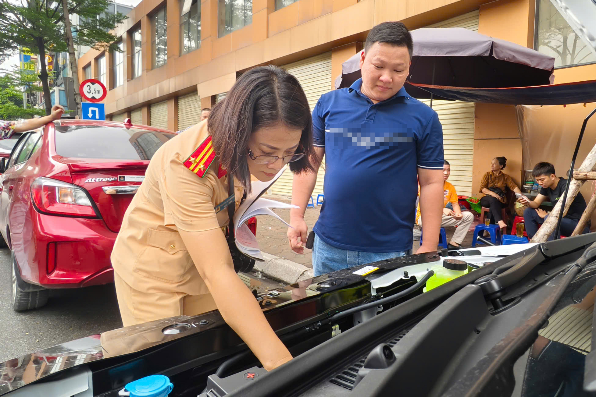 Hà Nội: Hết cảnh chen chúc đăng ký ô tô sau khi áp dụng bấm biển số online- Ảnh 9. Hà Nội: Hết cảnh chen chúc đăng ký ô tô sau khi áp dụng bấm biển số online- Ảnh 9.