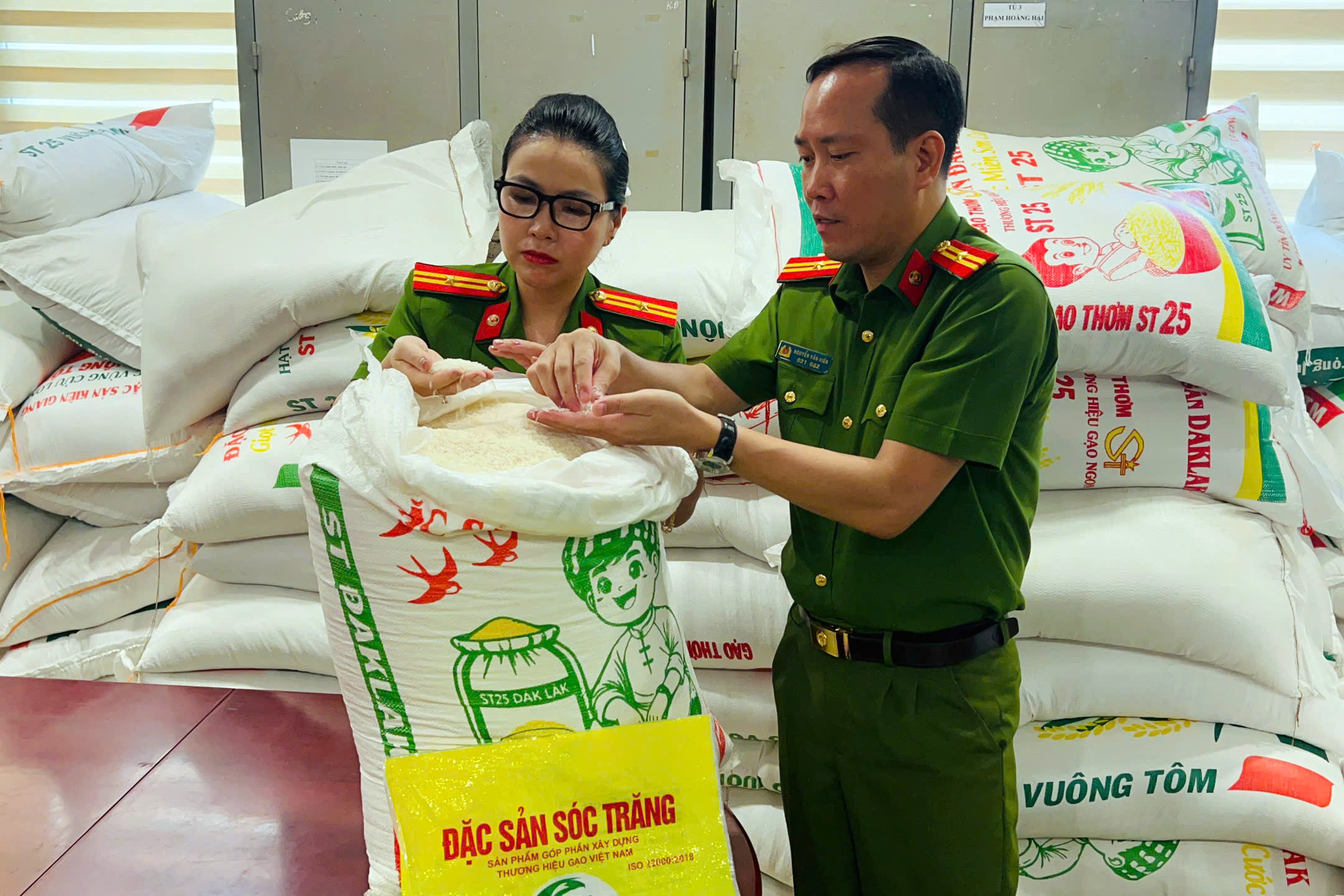 H&agrave; Nội: Khởi tố 4 phụ nữ l&agrave;m giả hơn 17 tấn gạo ST25- Ảnh 1.