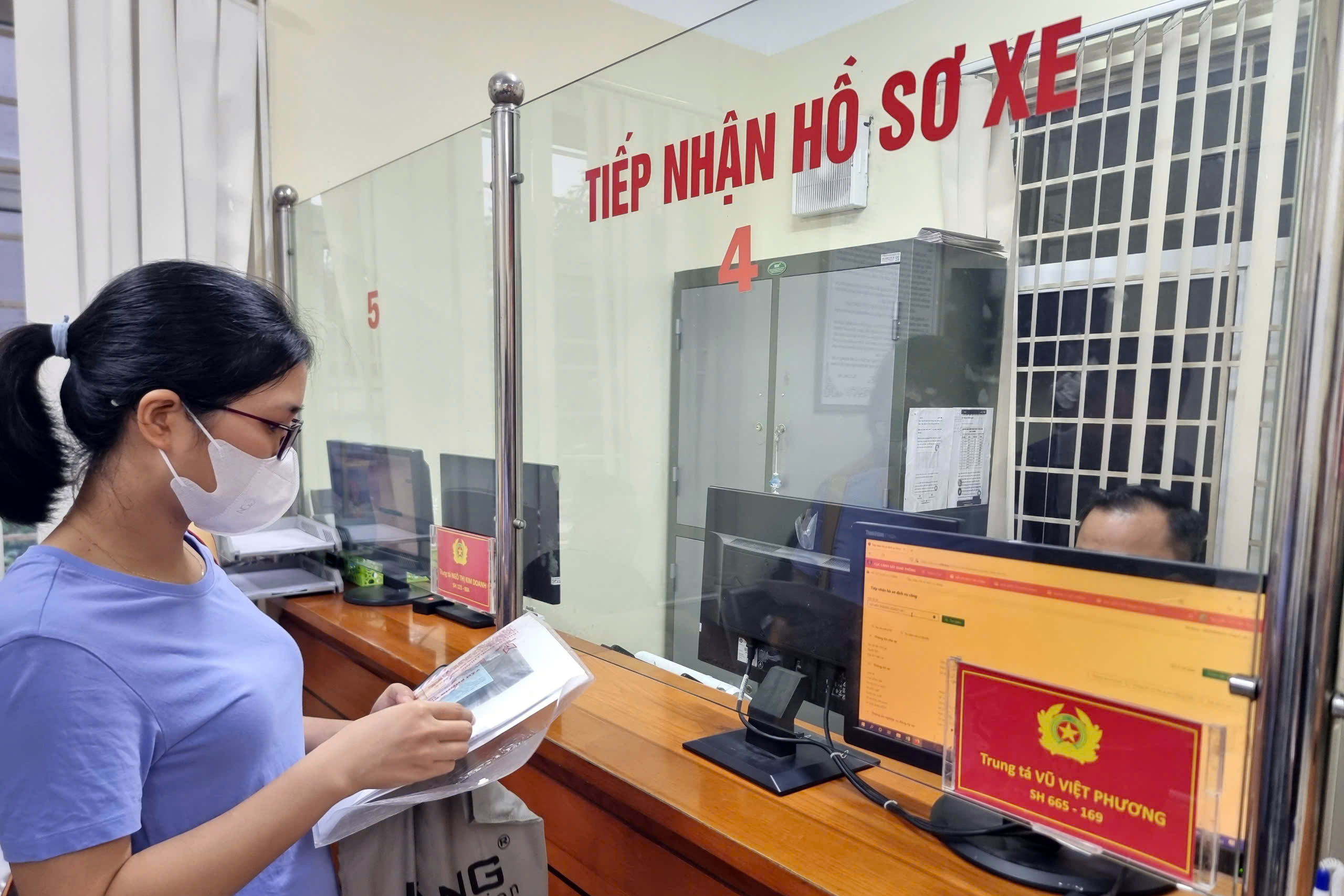 Hà Nội: Hết cảnh chen chúc đăng ký ô tô sau khi áp dụng bấm biển số online- Ảnh 1. Hà Nội: Hết cảnh chen chúc đăng ký ô tô sau khi áp dụng bấm biển số online- Ảnh 1.