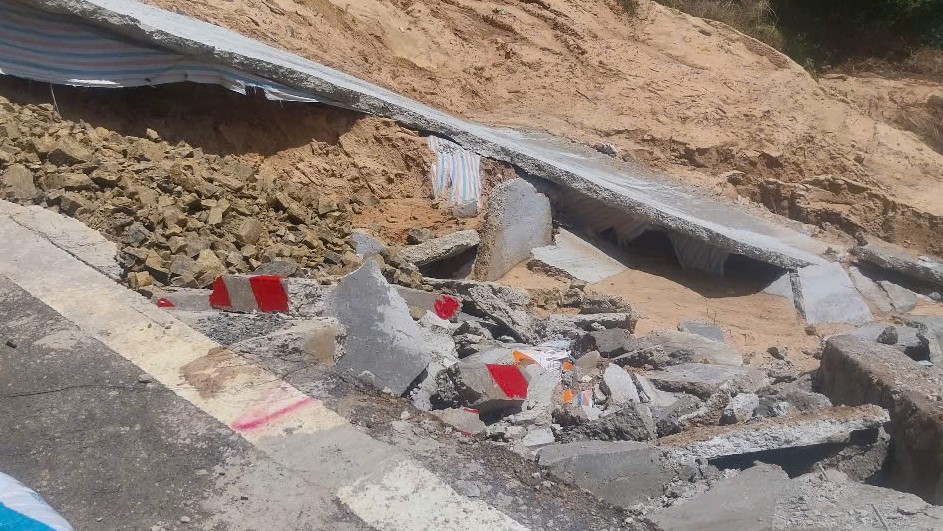 Mưa lớn g&acirc;y sạt lở nặng đoạn đường ven biển B&igrave;nh Thuận- Ảnh 3.