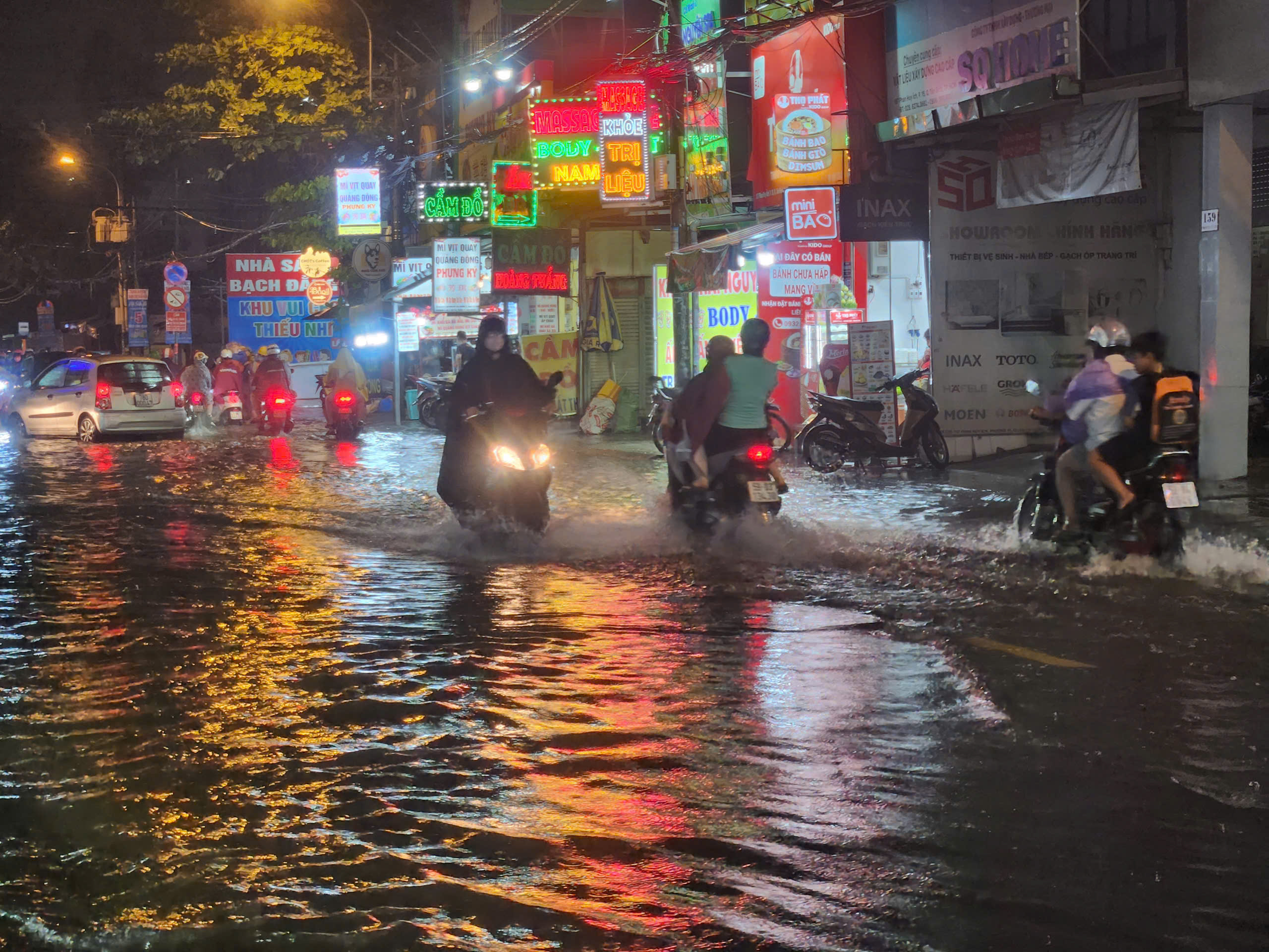 TP.HCM: Hễ mưa là ngập, người dân chật vật về nhà- Ảnh 7. TP.HCM: Hễ mưa là ngập, người dân chật vật về nhà- Ảnh 7.