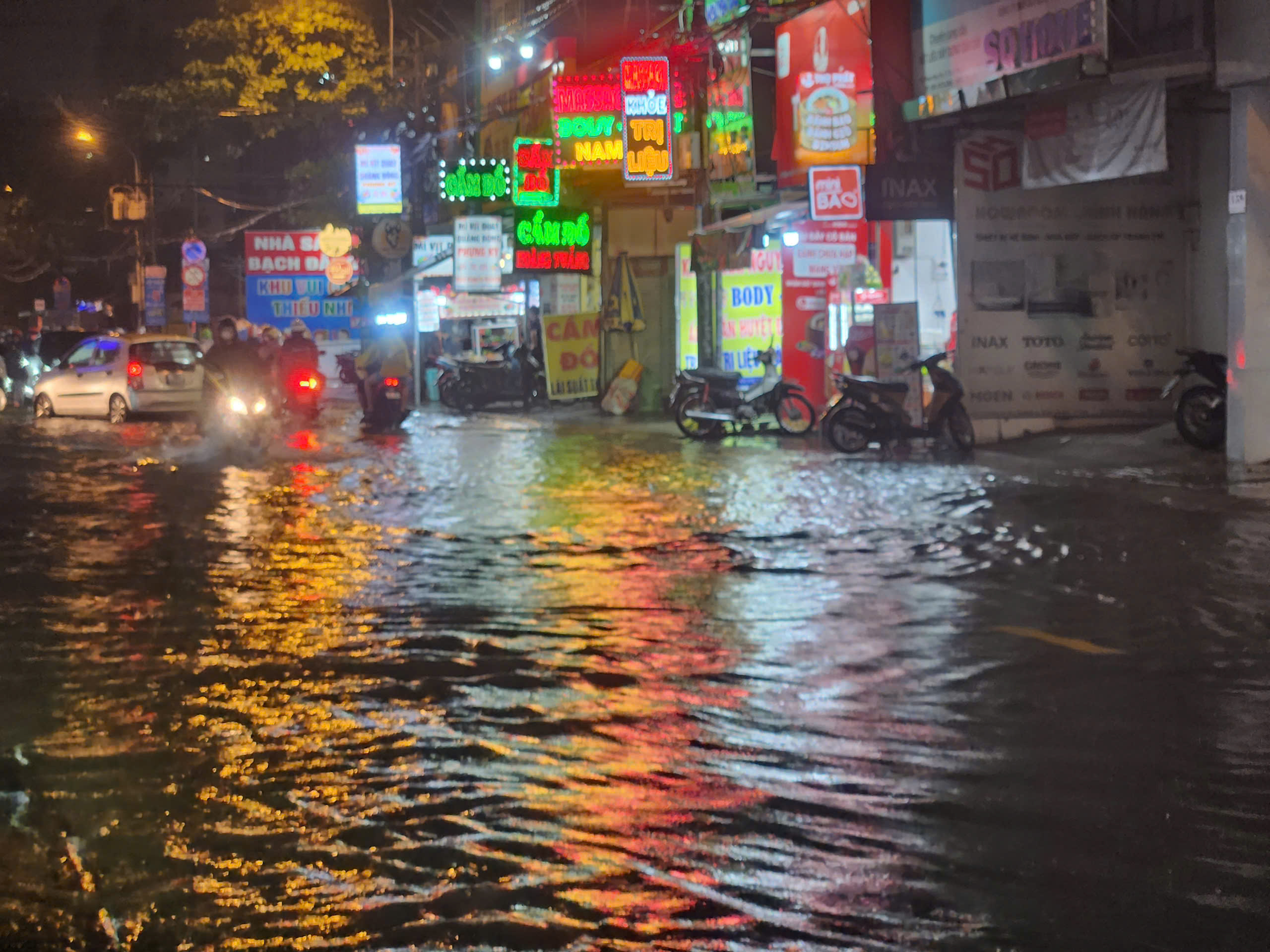 TP.HCM: Hễ mưa là ngập, người dân chật vật về nhà- Ảnh 2. TP.HCM: Hễ mưa là ngập, người dân chật vật về nhà- Ảnh 2.