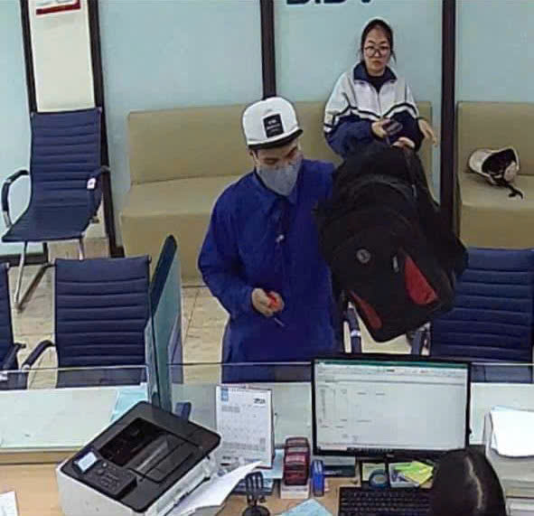 Khẩn trương truy bắt đối tượng cướp ng&acirc;n h&agrave;ng ở Quảng Ninh- Ảnh 1.