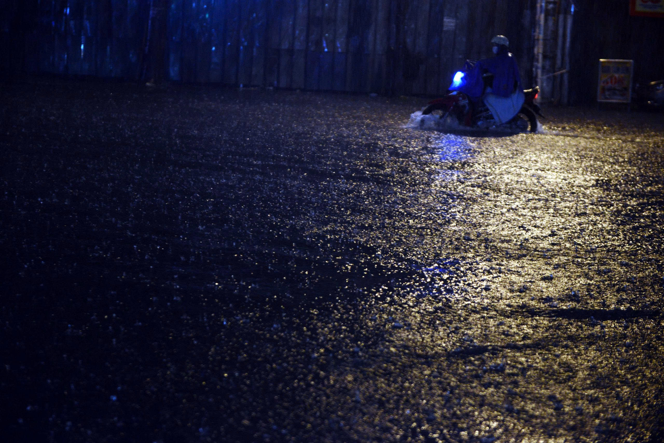 TP.HCM: Hễ mưa là ngập, người dân chật vật về nhà- Ảnh 8. TP.HCM: Hễ mưa là ngập, người dân chật vật về nhà- Ảnh 8.