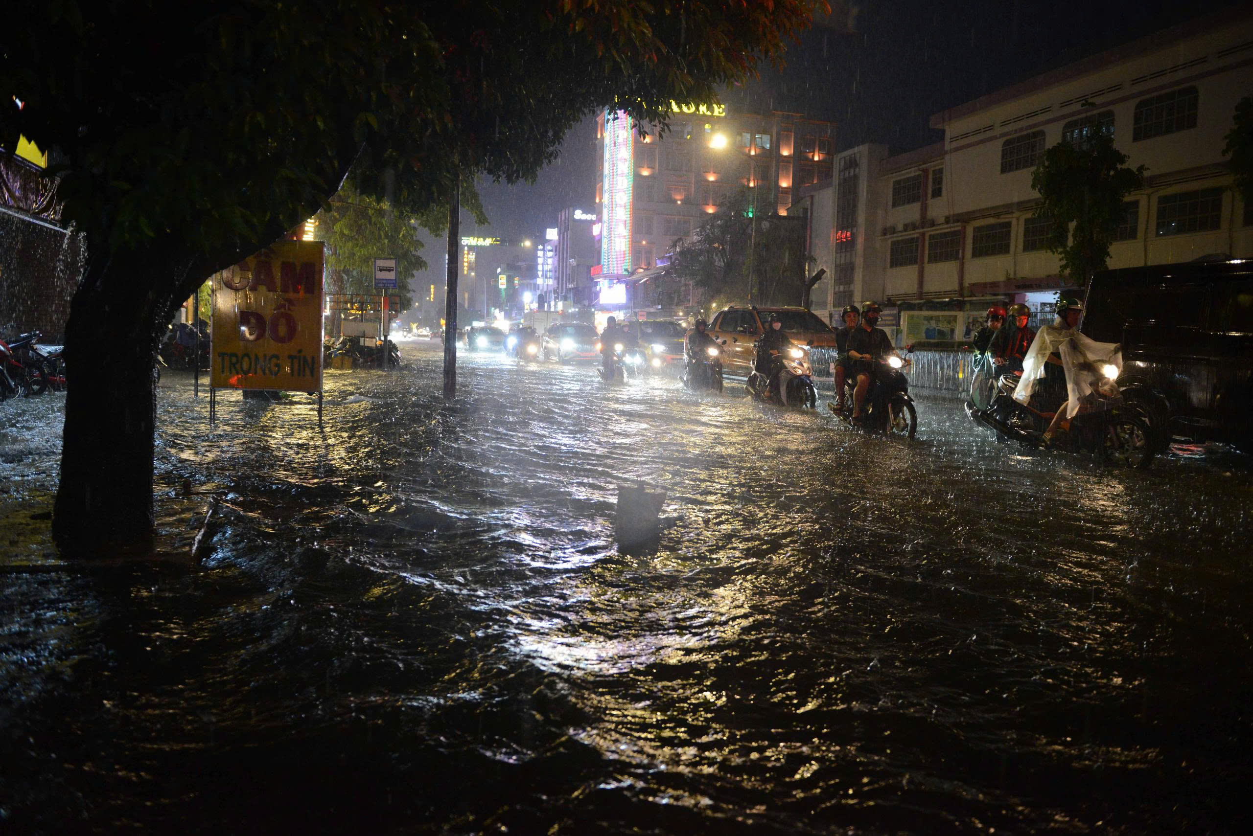 TP.HCM: Hễ mưa là ngập, người dân chật vật về nhà- Ảnh 4. TP.HCM: Hễ mưa là ngập, người dân chật vật về nhà- Ảnh 4.