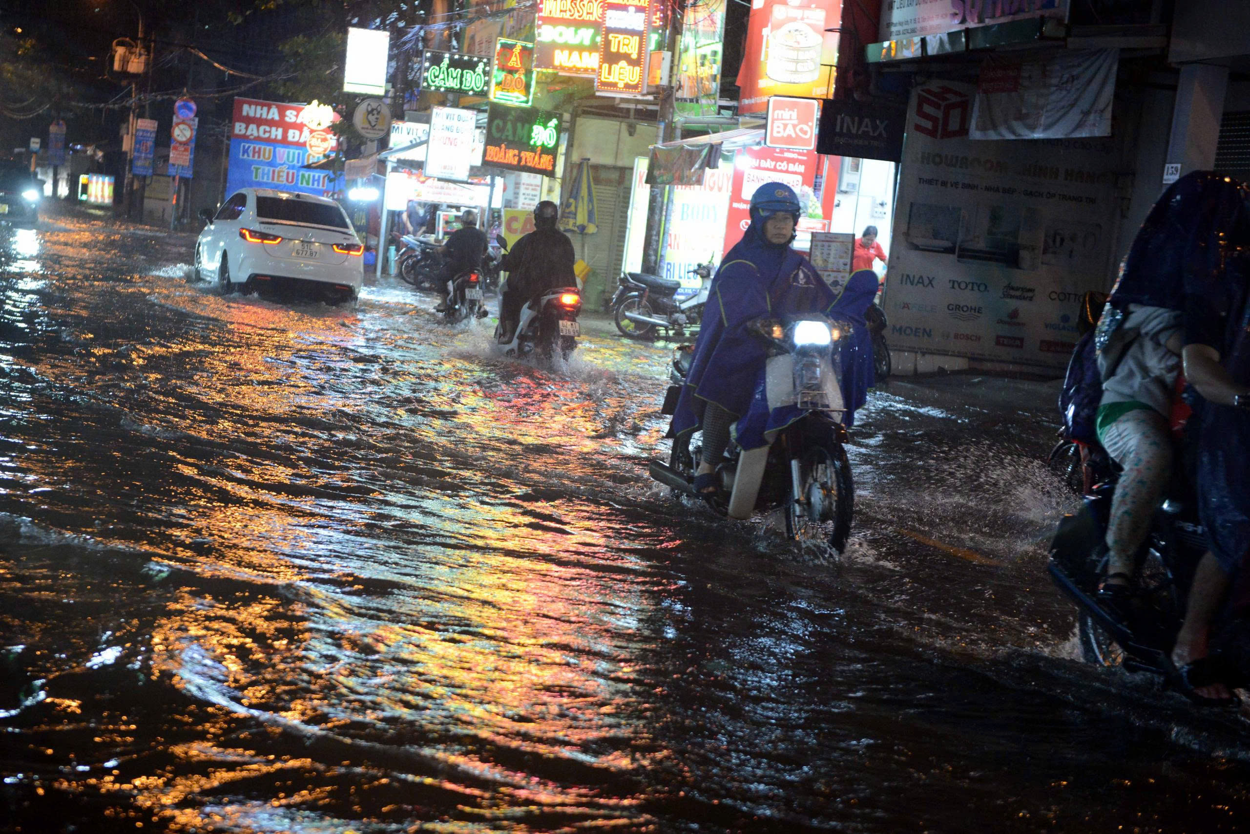 TP.HCM: Hễ mưa là ngập, người dân chật vật về nhà- Ảnh 6. TP.HCM: Hễ mưa là ngập, người dân chật vật về nhà- Ảnh 6.
