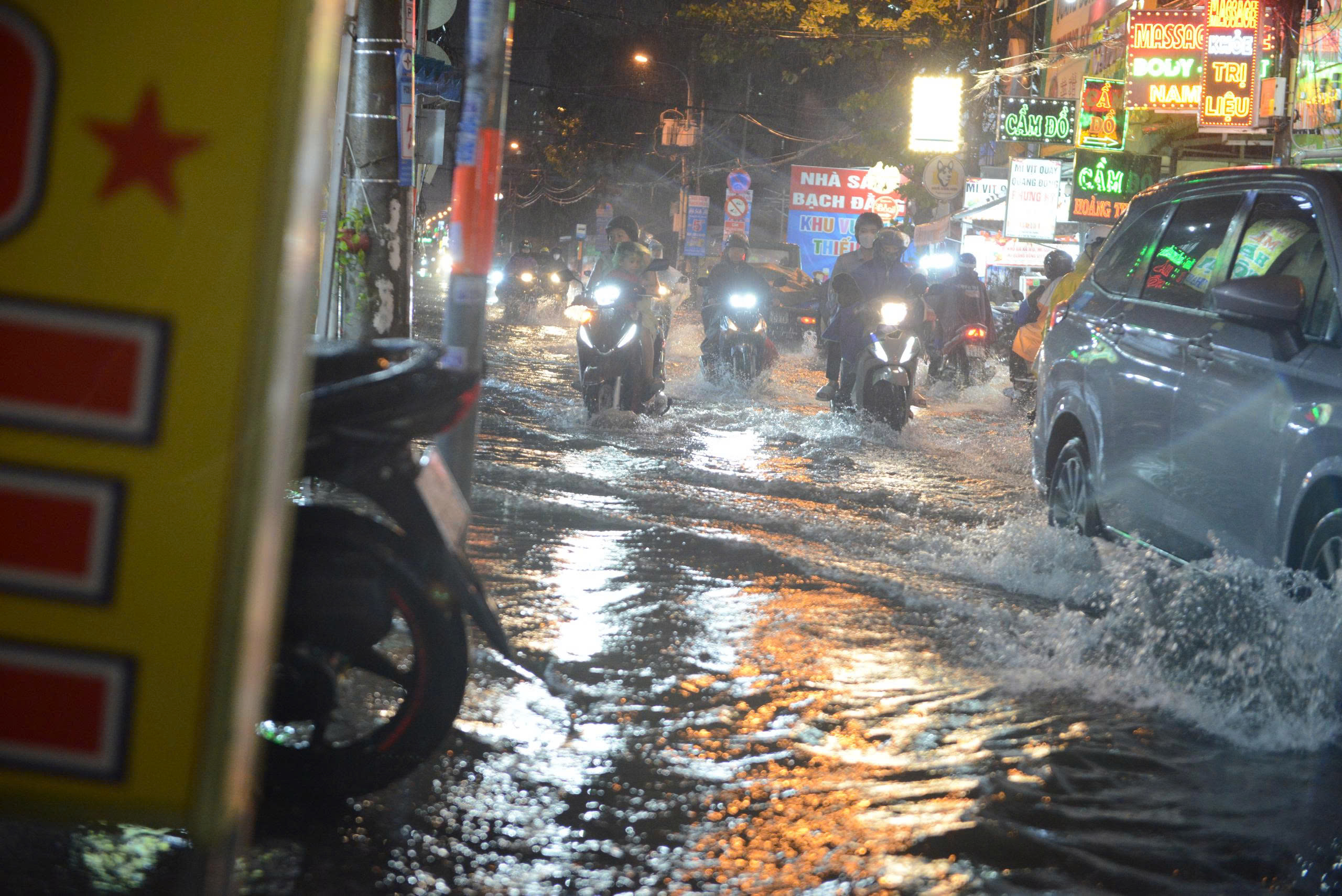 TP.HCM: Hễ mưa là ngập, người dân chật vật về nhà- Ảnh 3. TP.HCM: Hễ mưa là ngập, người dân chật vật về nhà- Ảnh 3.