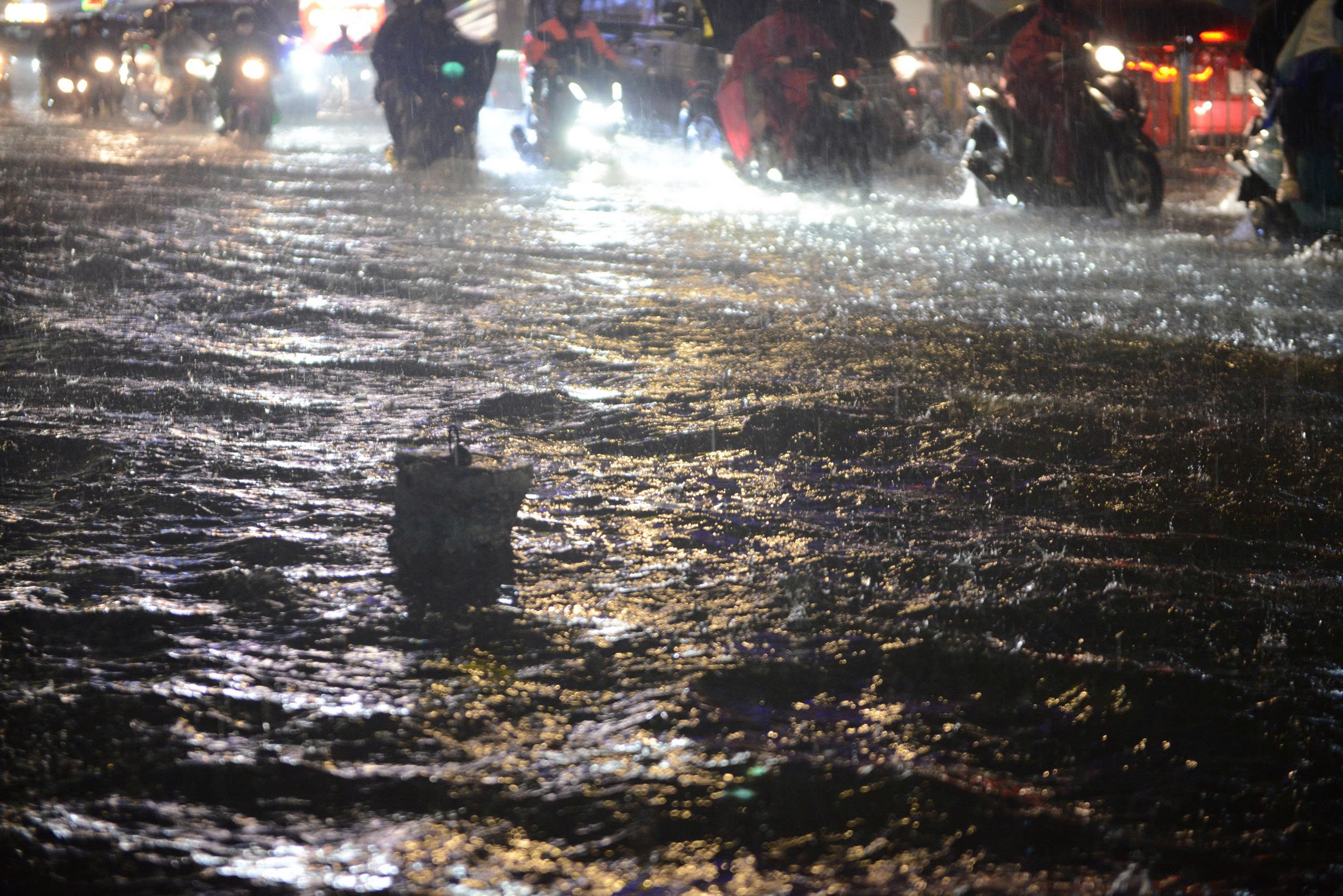 TP.HCM: Hễ mưa là ngập, người dân chật vật về nhà- Ảnh 5. TP.HCM: Hễ mưa là ngập, người dân chật vật về nhà- Ảnh 5.