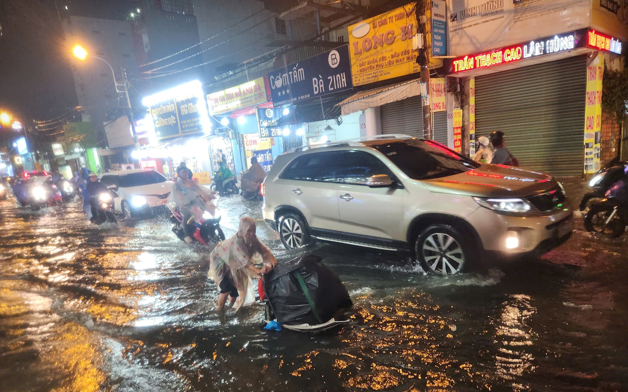 TP.HCM: Hễ mưa l&agrave; ngập, người d&acirc;n chật vật về nh&agrave;