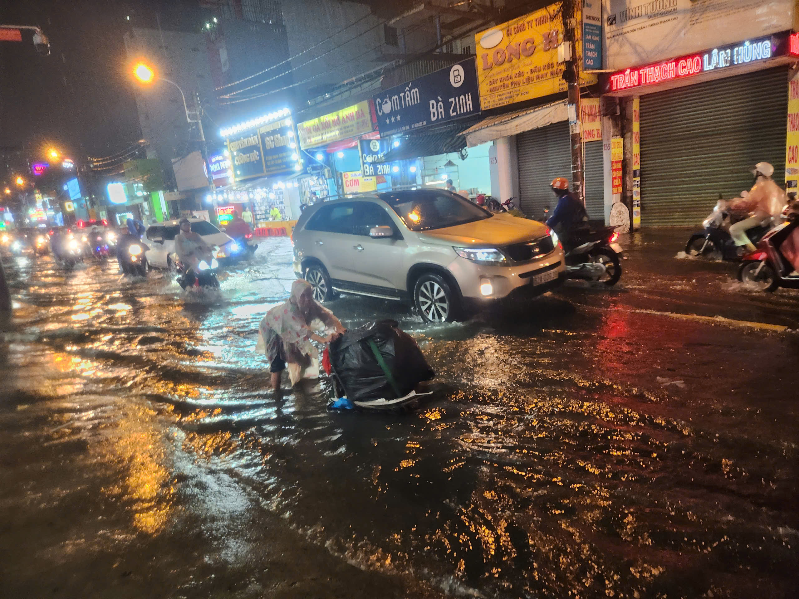 TP.HCM: Hễ mưa là ngập, người dân chật vật về nhà- Ảnh 1. TP.HCM: Hễ mưa là ngập, người dân chật vật về nhà- Ảnh 1.