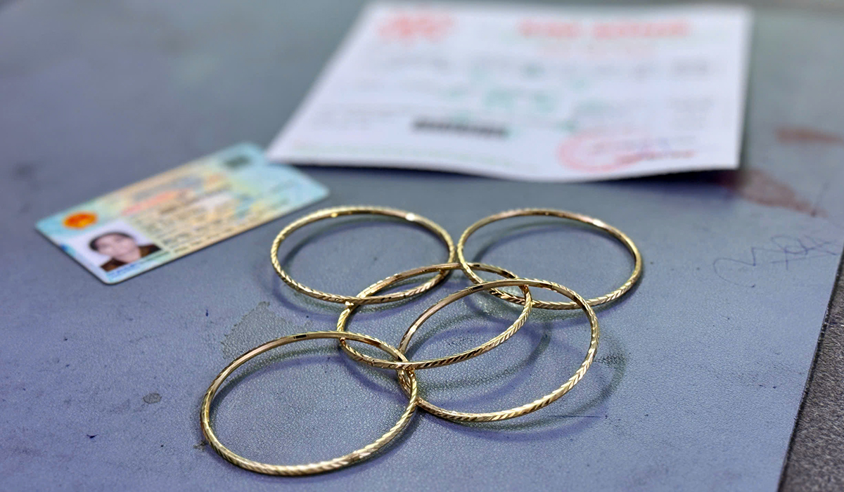 Bắt "nữ qu&aacute;i" vờ mua v&agrave;ng rồi lấy trộm 5 chiếc v&ograve;ng- Ảnh 2.