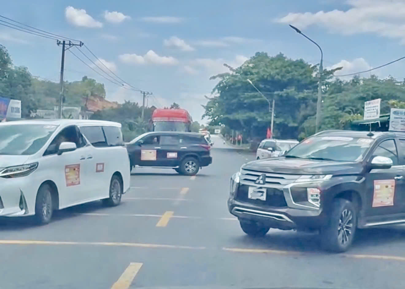 Cảnh sát giao thông xử lý vụ tự ý chặn đường cho đoàn xe doanh nhân đi qua- Ảnh 1. Cảnh sát giao thông xử lý vụ tự ý chặn đường cho đoàn xe doanh nhân đi qua- Ảnh 1.