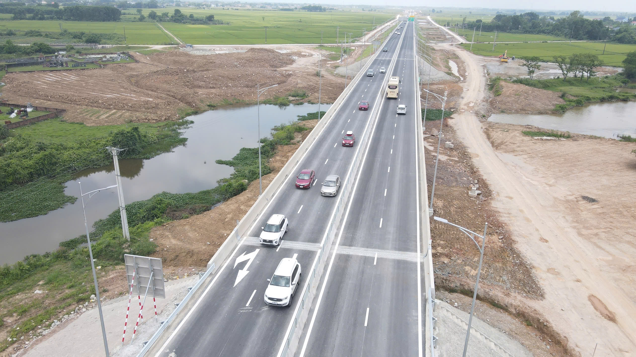 Tăng cường bảo đảm ATGT tr&ecirc;n 4 tuyến cao tốc mới đưa v&agrave;o khai th&aacute;c- Ảnh 1.