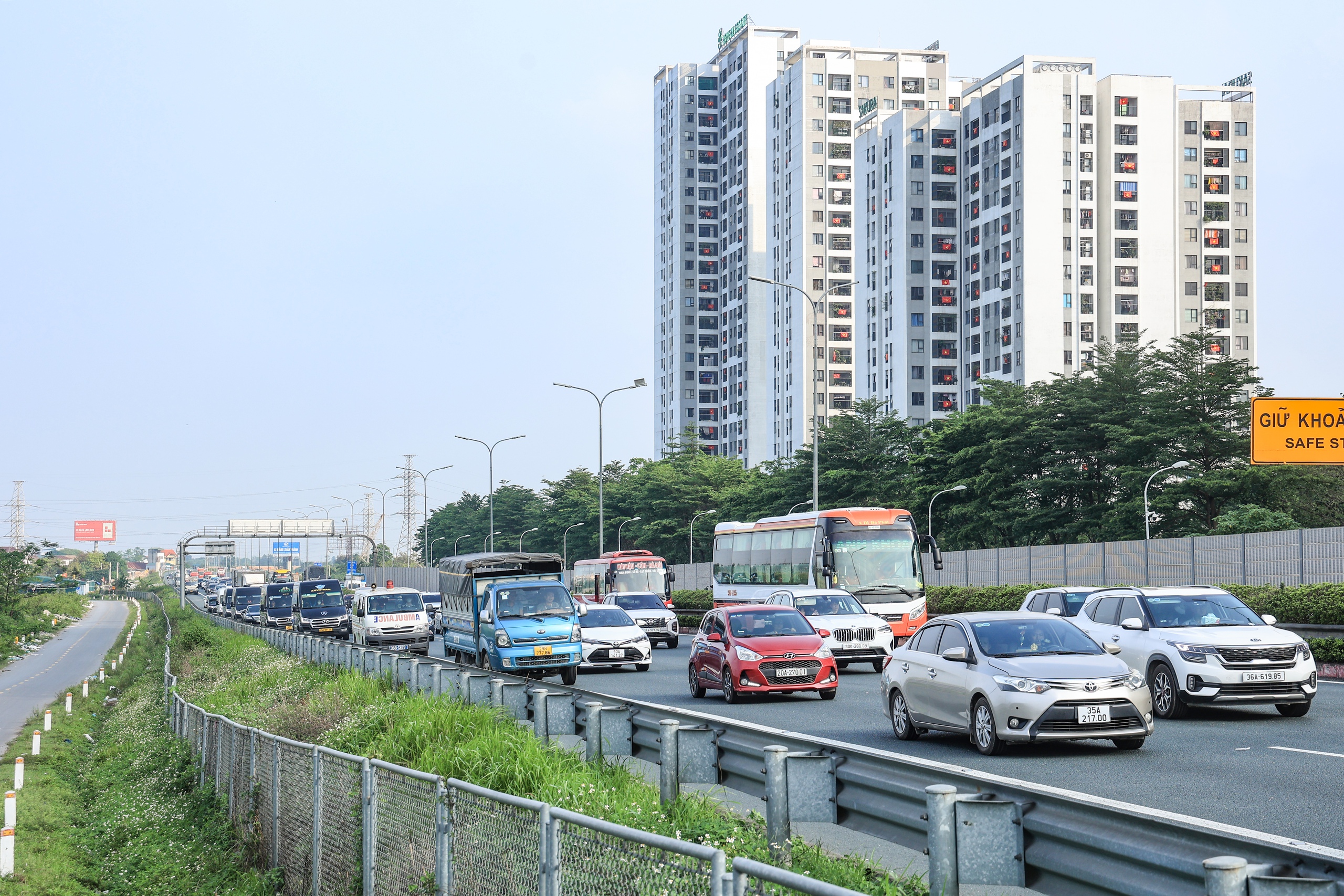 Người d&acirc;n trở lại Thủ đ&ocirc; sớm, cao tốc Ph&aacute;p V&acirc;n - Cầu Giẽ &ugrave;n ứ k&eacute;o d&agrave;i- Ảnh 8.