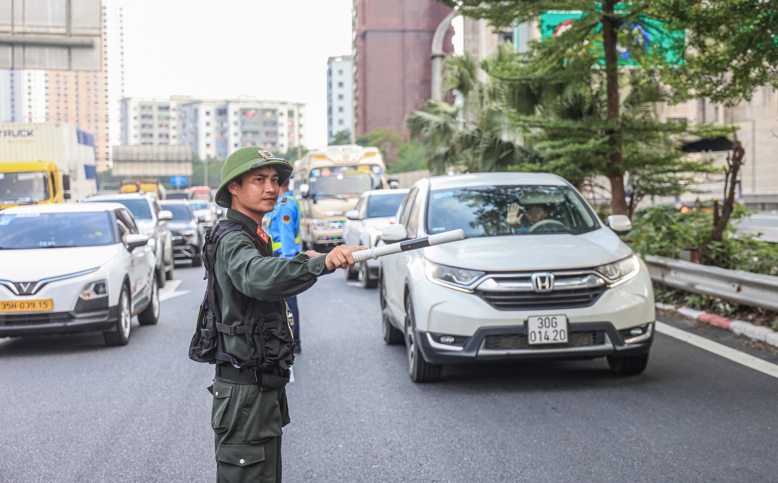 Người d&acirc;n trở lại Thủ đ&ocirc; sớm, cao tốc Ph&aacute;p V&acirc;n - Cầu Giẽ &ugrave;n ứ k&eacute;o d&agrave;i- Ảnh 6.