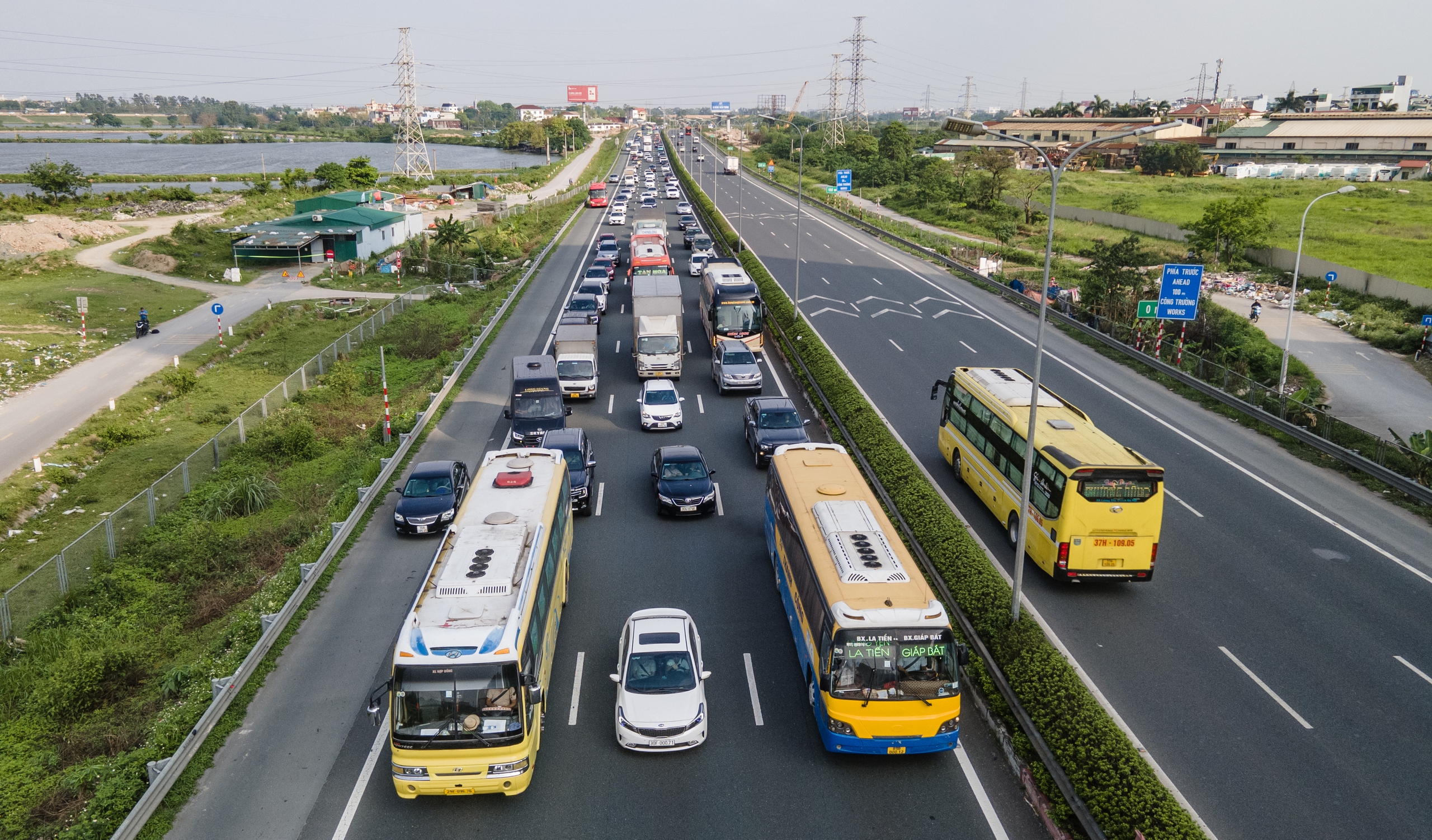 Người d&acirc;n trở lại Thủ đ&ocirc; sớm, cao tốc Ph&aacute;p V&acirc;n - Cầu Giẽ &ugrave;n ứ k&eacute;o d&agrave;i- Ảnh 1.