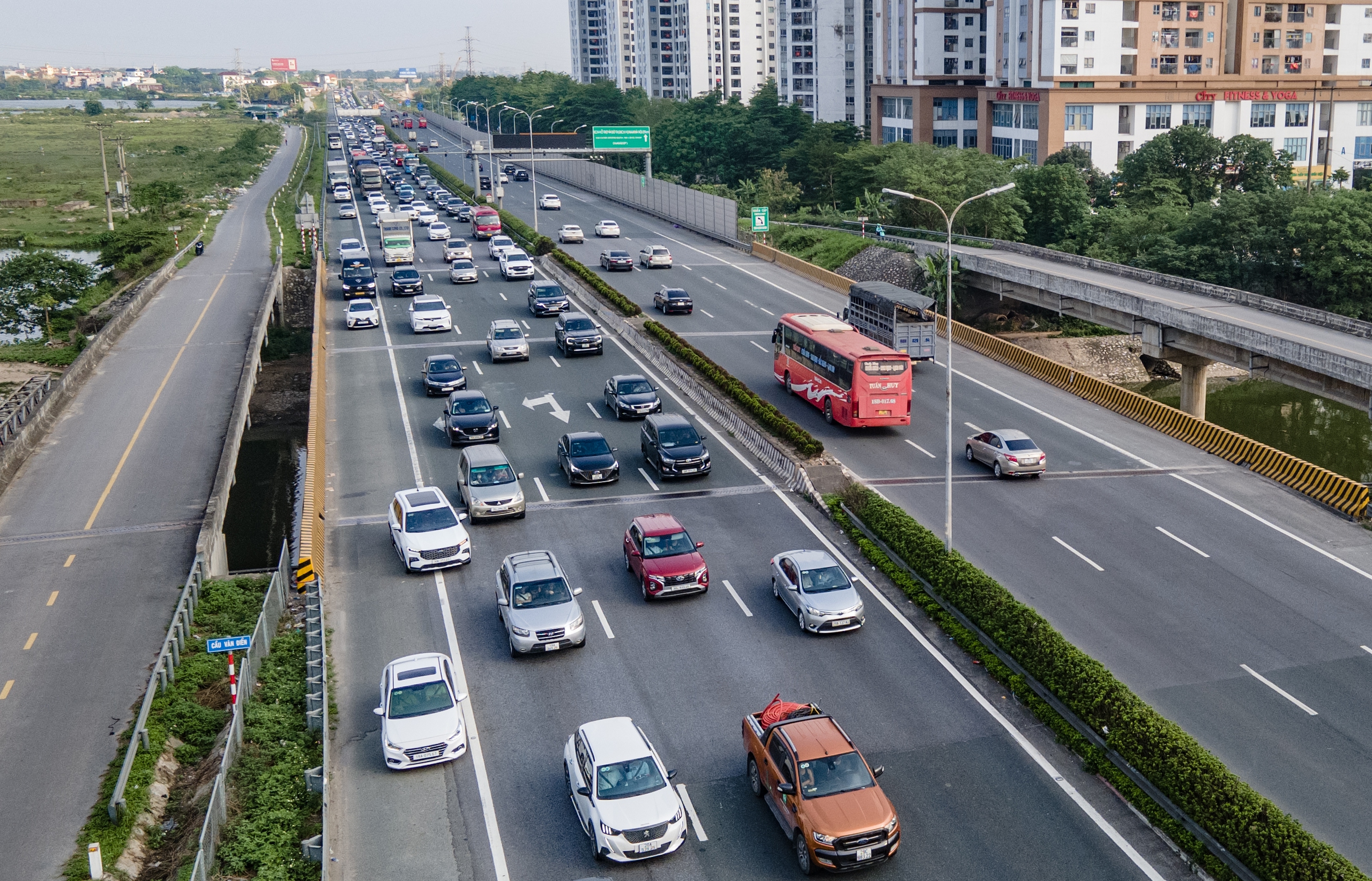 Người d&acirc;n trở lại Thủ đ&ocirc; sớm, cao tốc Ph&aacute;p V&acirc;n - Cầu Giẽ &ugrave;n ứ k&eacute;o d&agrave;i- Ảnh 4.