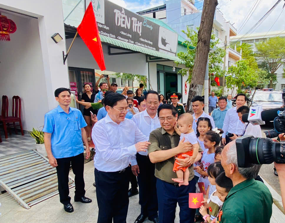 Thủ tướng d&acirc;ng hương tưởng niệm c&aacute;c Anh h&ugrave;ng liệt sĩ tại Nghĩa trang H&agrave;ng Dương- Ảnh 4.