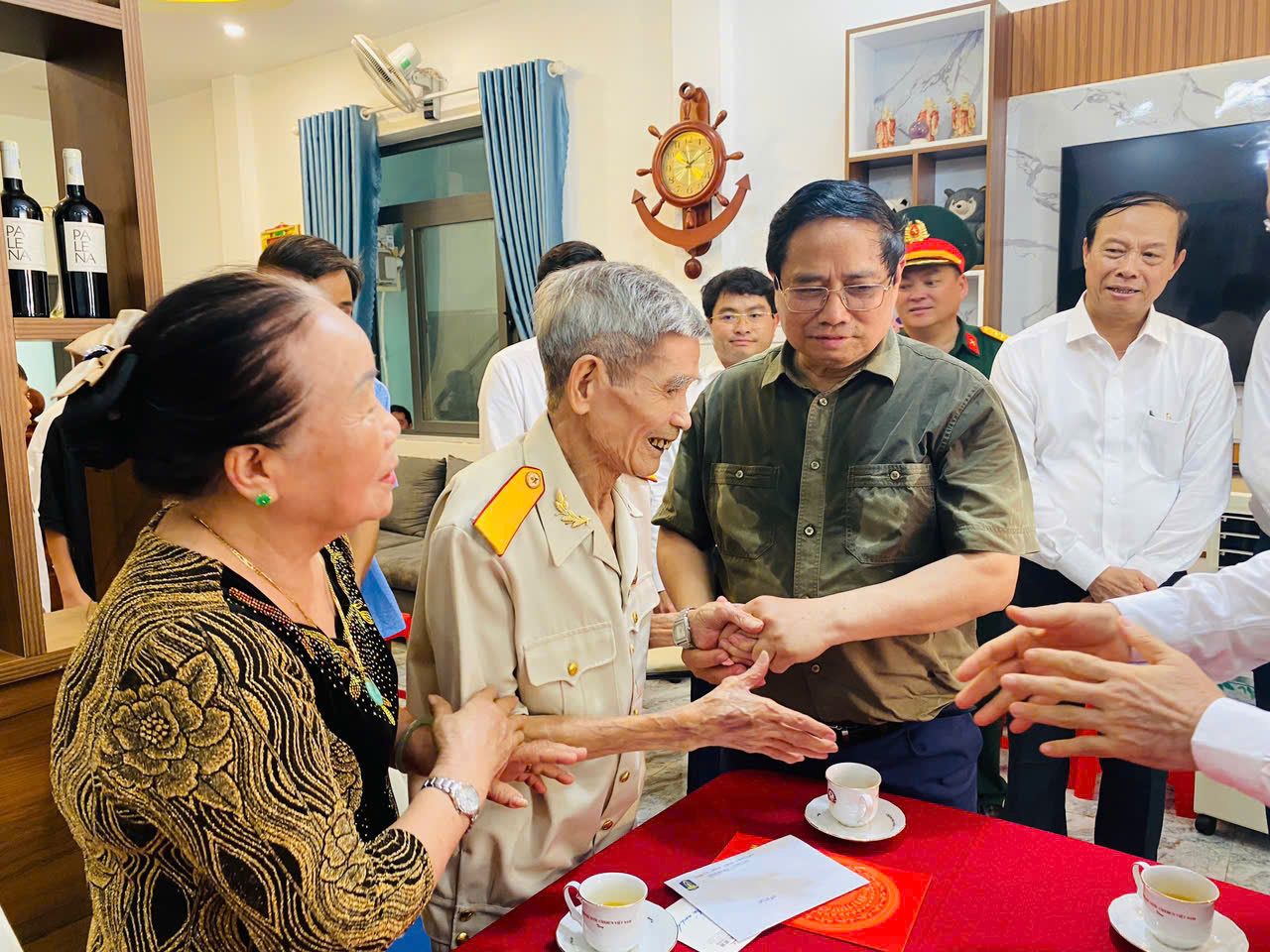 Thủ tướng d&acirc;ng hương tưởng niệm c&aacute;c Anh h&ugrave;ng liệt sĩ tại Nghĩa trang H&agrave;ng Dương- Ảnh 2.