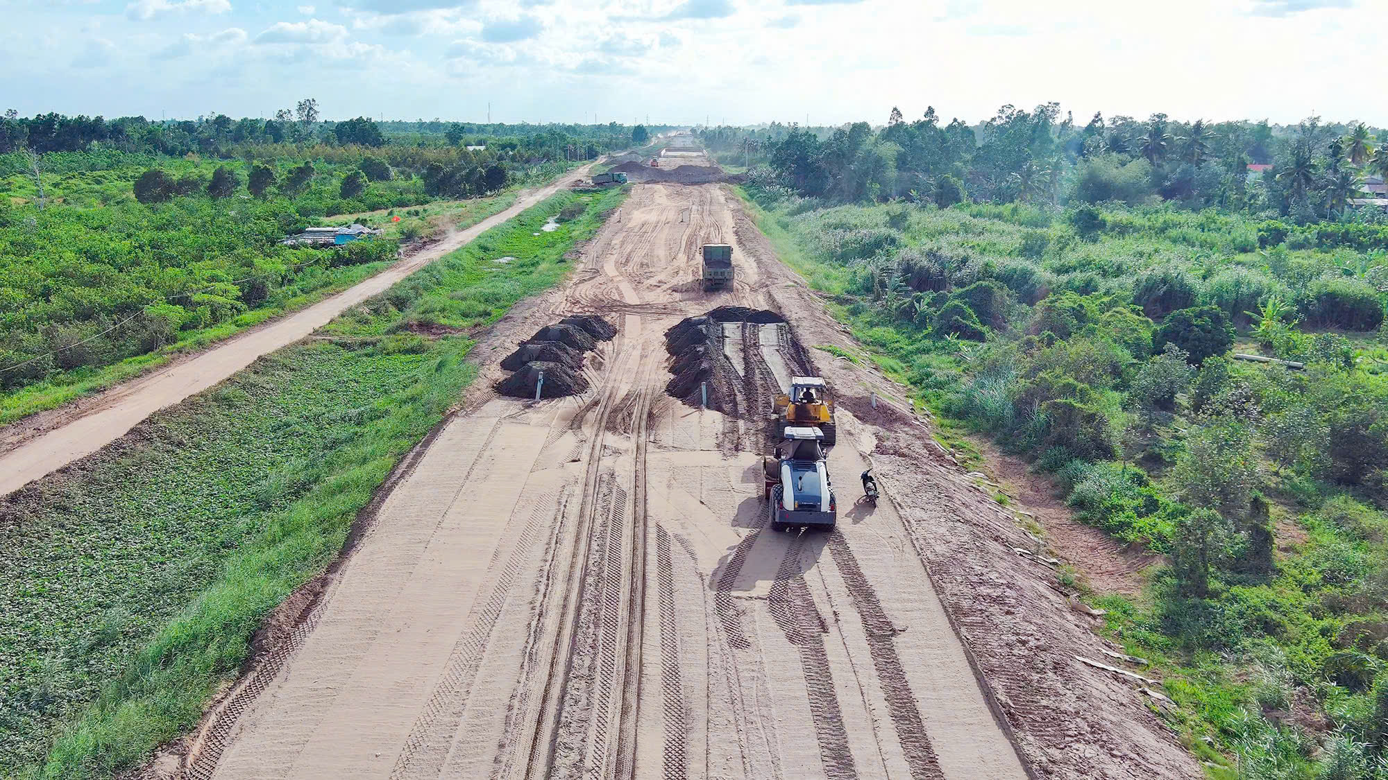 T&acirc;m t&igrave;nh những người b&aacute;m c&ocirc;ng trường cao tốc Cần Thơ - C&agrave; Mau xuy&ecirc;n lễ- Ảnh 1.