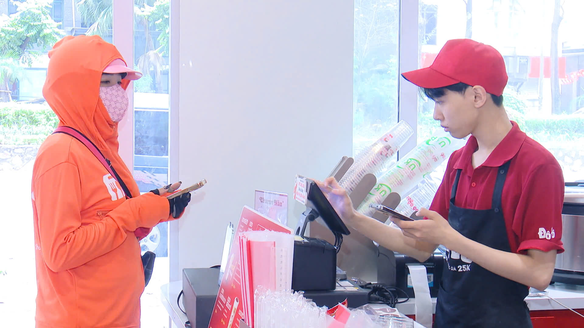 Thị trường đồ uống chuyển m&igrave;nh "ngon, bổ, rẻ" theo khẩu vị giới trẻ- Ảnh 1.