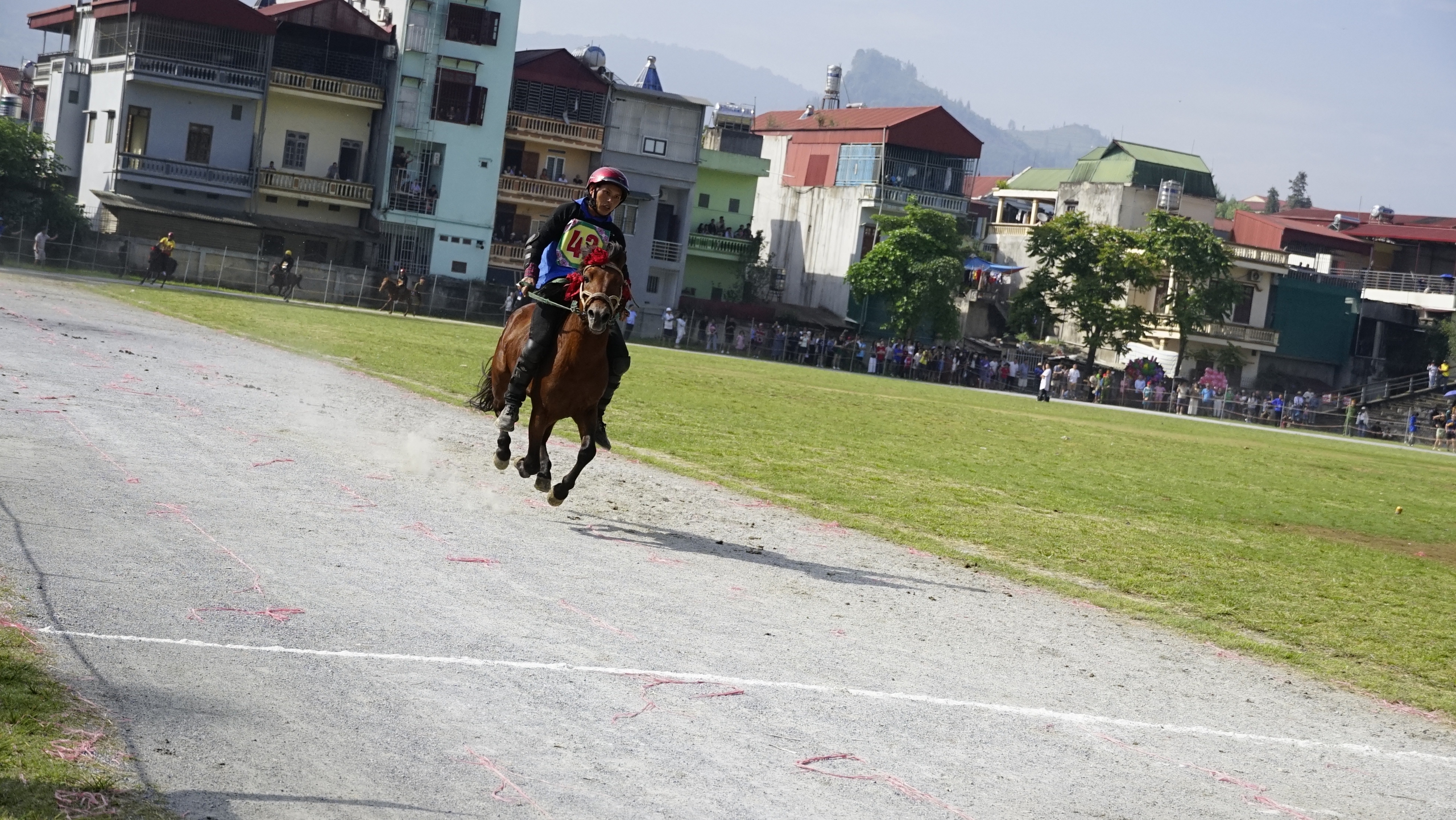 Độc đ&aacute;o đua ngựa giữa n&uacute;i rừng Bắc H&agrave;- Ảnh 7.