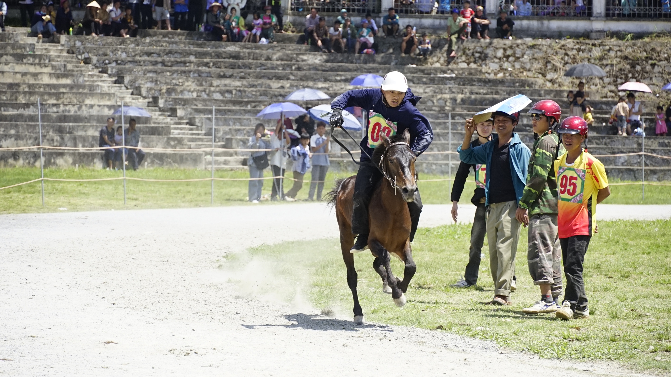 Độc đ&aacute;o đua ngựa giữa n&uacute;i rừng Bắc H&agrave;- Ảnh 5.