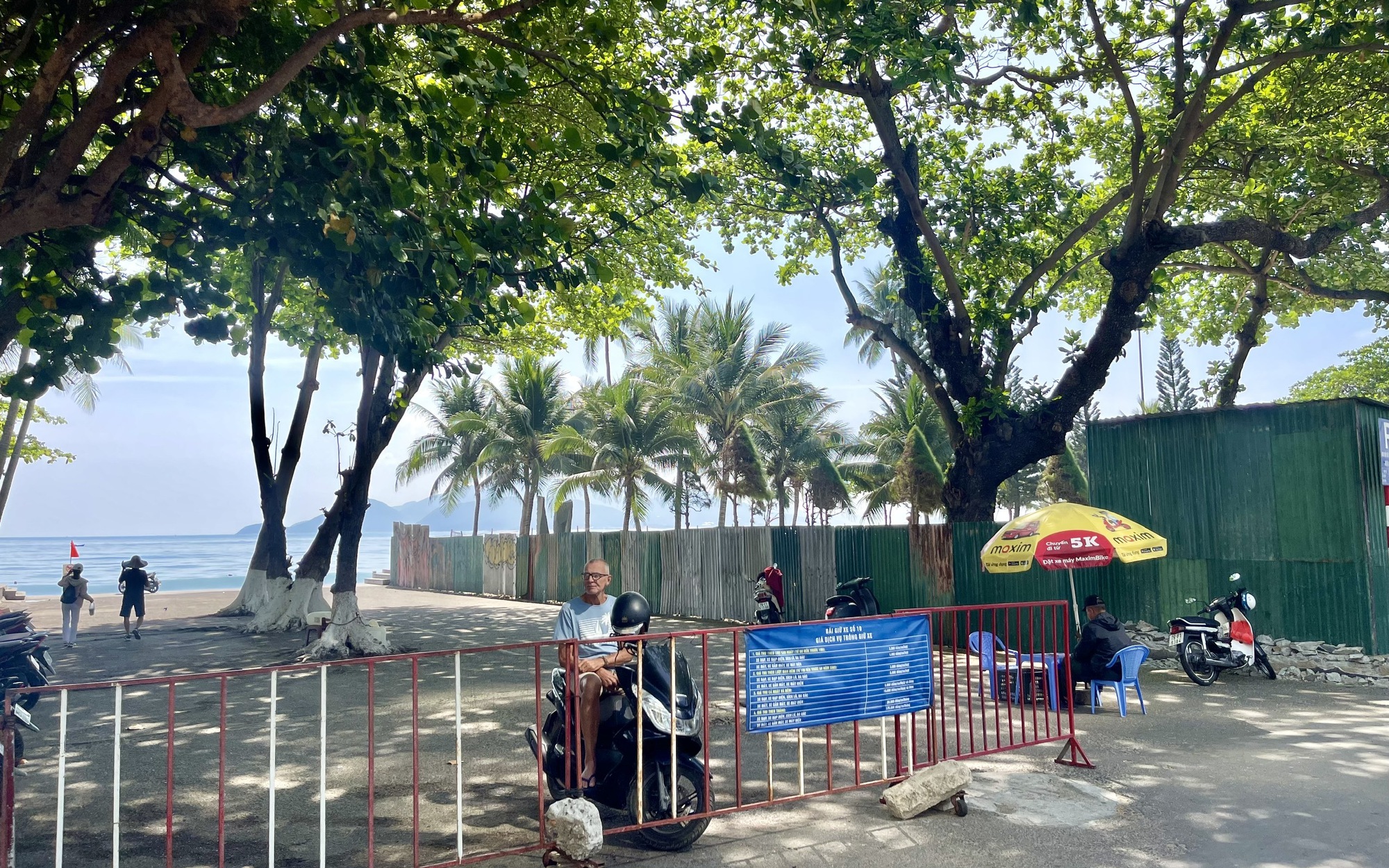 Khánh Hòa đón hơn 1 triệu du khách dịp lễ 30/4 với doanh thu khoảng 1.300 tỷ đồng - Ảnh 3. Nha Trang vận hành thu phí tự động 8 bãi xe dọc đường bờ biển